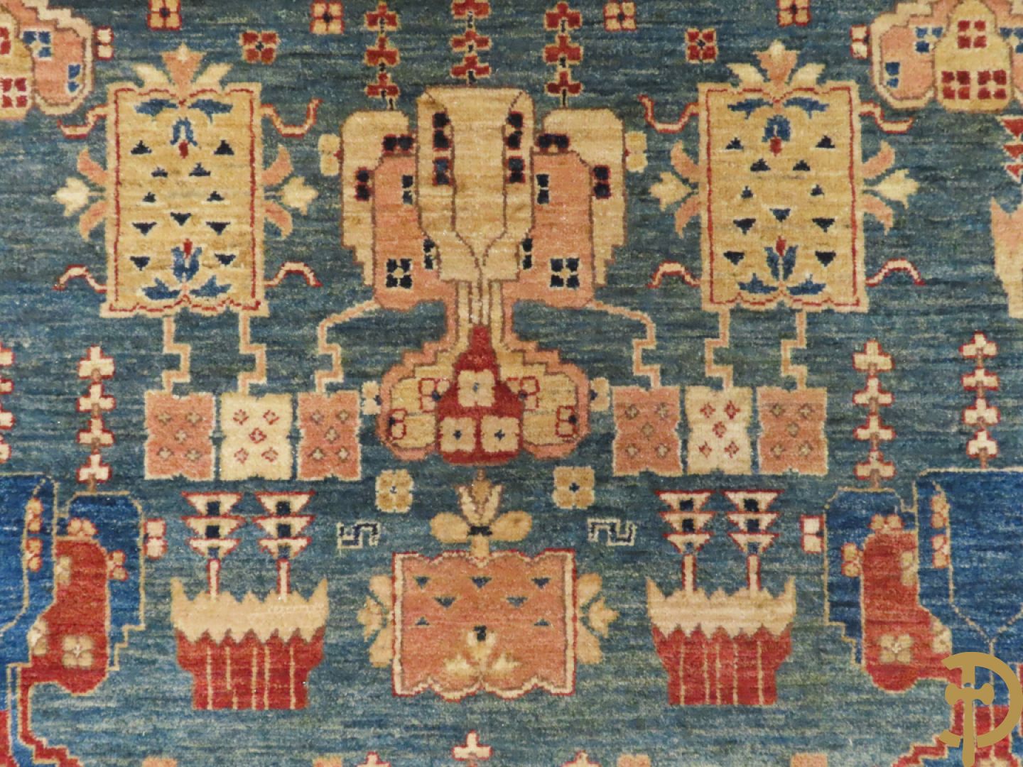 Oosters handgeknoopt tapijt met blauwe fond en geometrische bloemenmotieven