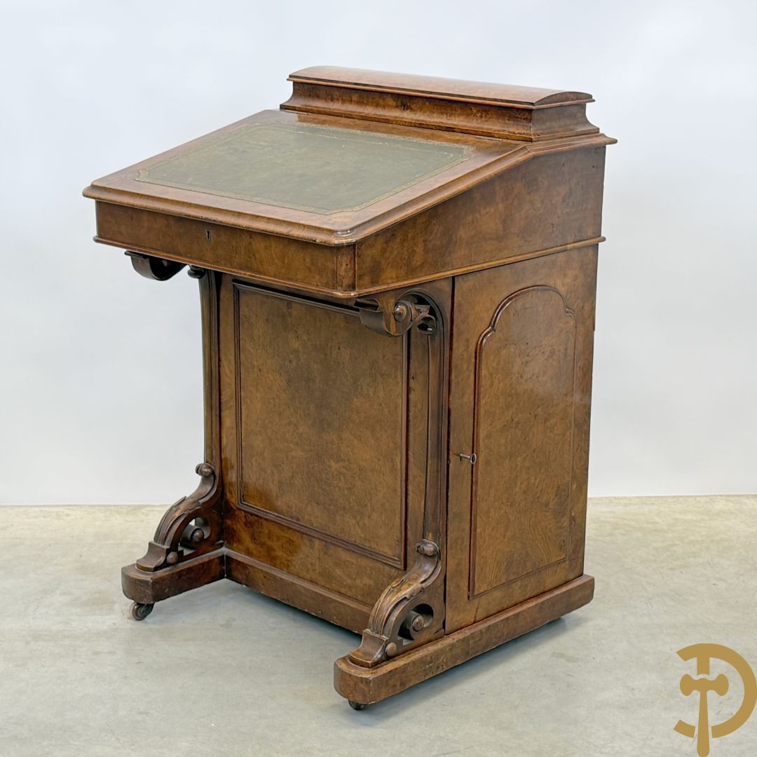 Wortelnotehouten Engels Davenportbureel met klep - zijdelings met deur en 4 ingebouwde lades