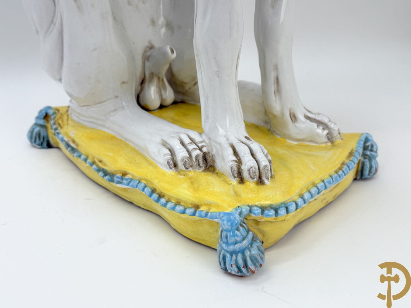 Italiaanse keramieken neergezeten witte windhond op kussen