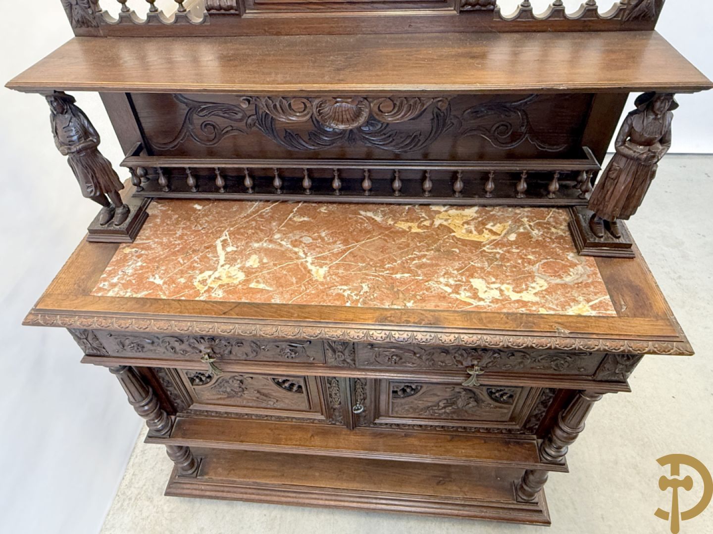 Massief eiken Bretoense eetkamer bestaande uit buffet met 3 deuren boven, 2 deuren onder, lades midden en gesculpteerde geanimeerde scènes + desserte + uittrekbare tafel + 6 stoelen + extra allonge