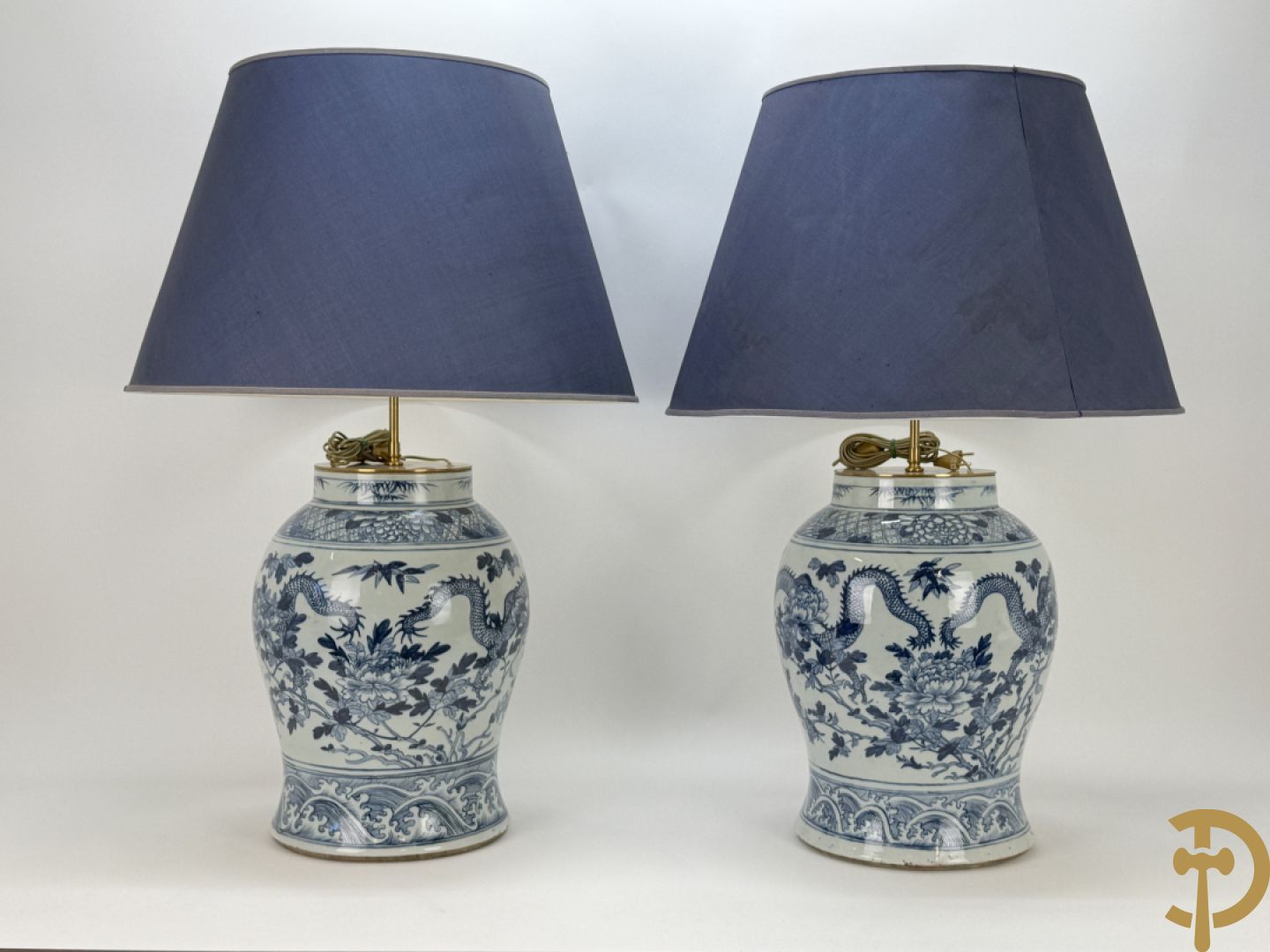 Paar Chinese blauw/witte porseleinen dekselvazen gedecoreerd met draken en bloemenmotieven, als lampadaire omgebouwd