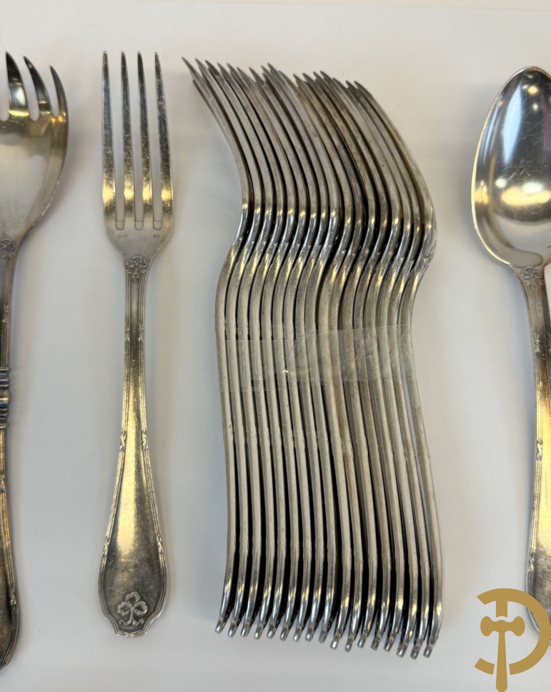 Verzilverd bestek Wiskemann met Louis XVI motieven+ verzilverde groentenkom Wiskemann