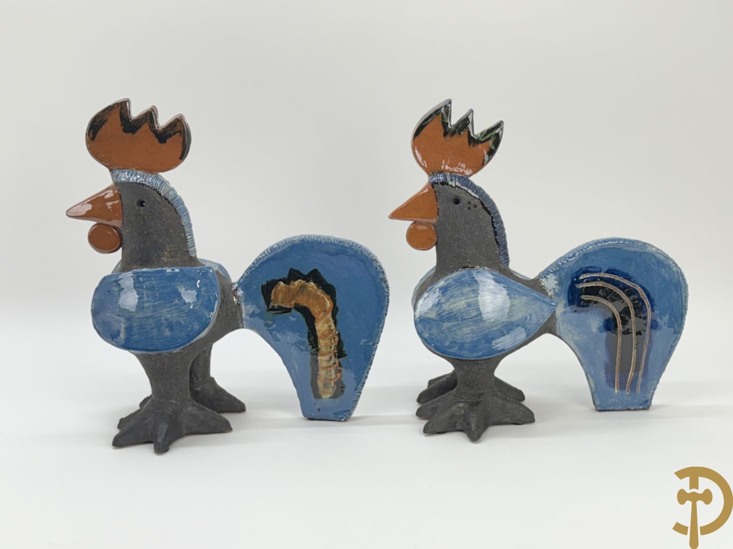 POUCHAIN Dominique getekend - Twee gekleurde keramieken hanen