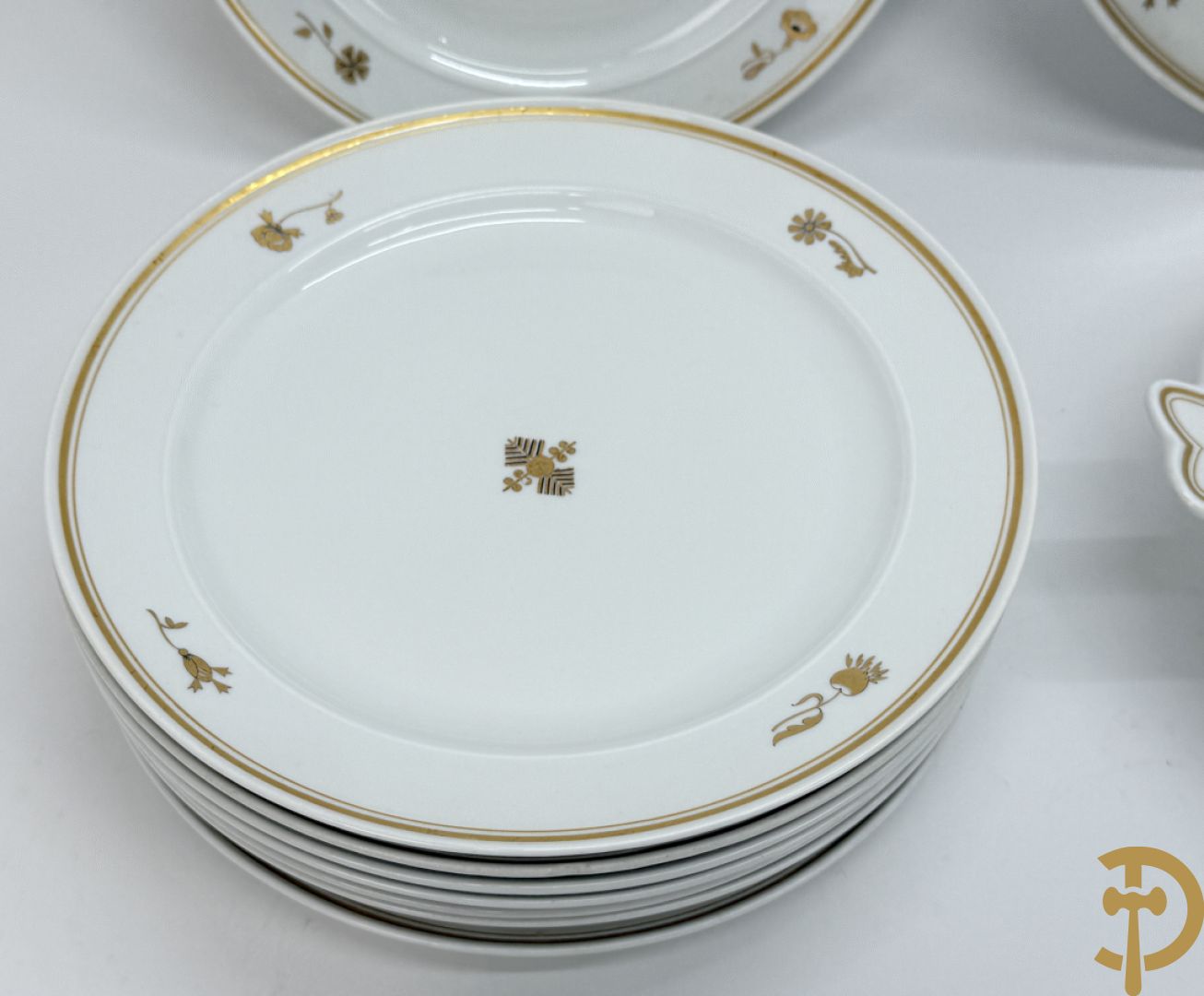 Wit porseleinen servies met vergulde rand en vergulde bloemenmotieven, Meissen, bestaande uit 8 platte borden (2 met schilfer aan rand), 7 diepe borden, 6 dessertborden, saladekom, sauskom en groentenschotel (1 handvat gelijmd)