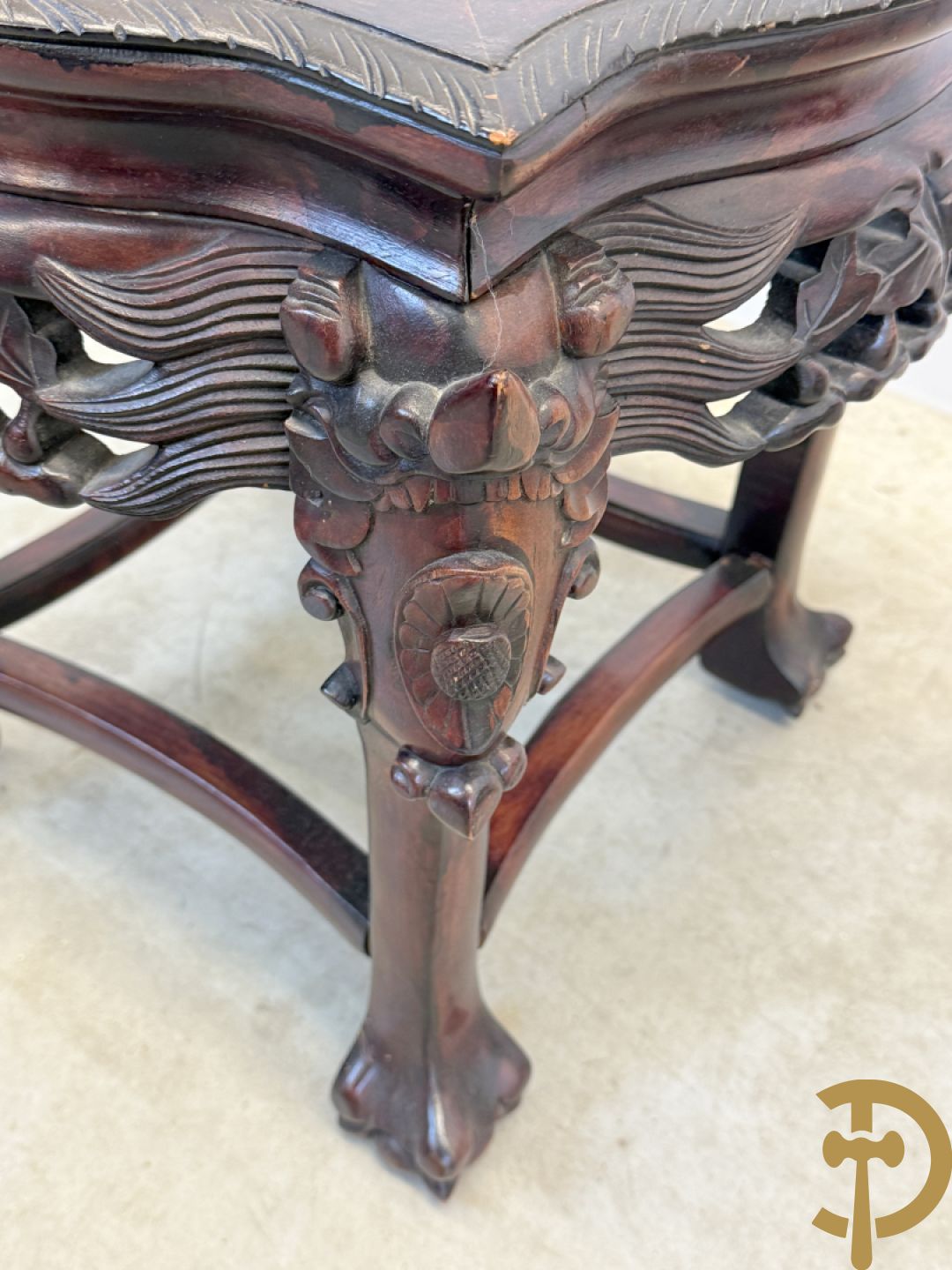 Achthoekige en afgeronde Chinese sokkel met sculptuur