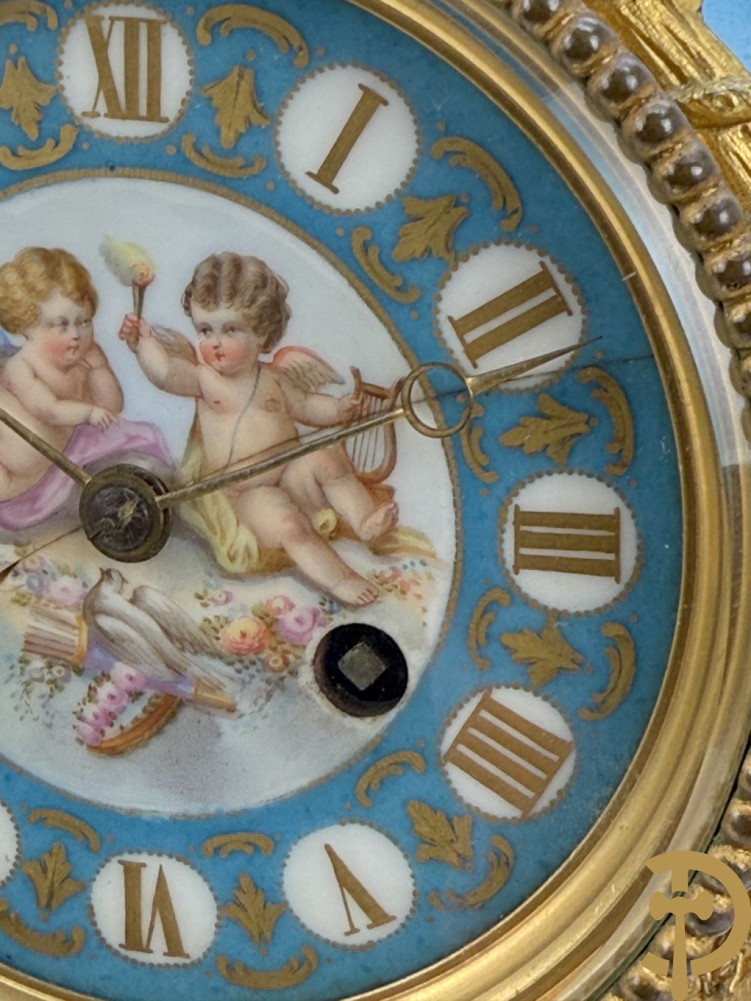 Driedelige bronzen Franse garnituur bezet met cupido