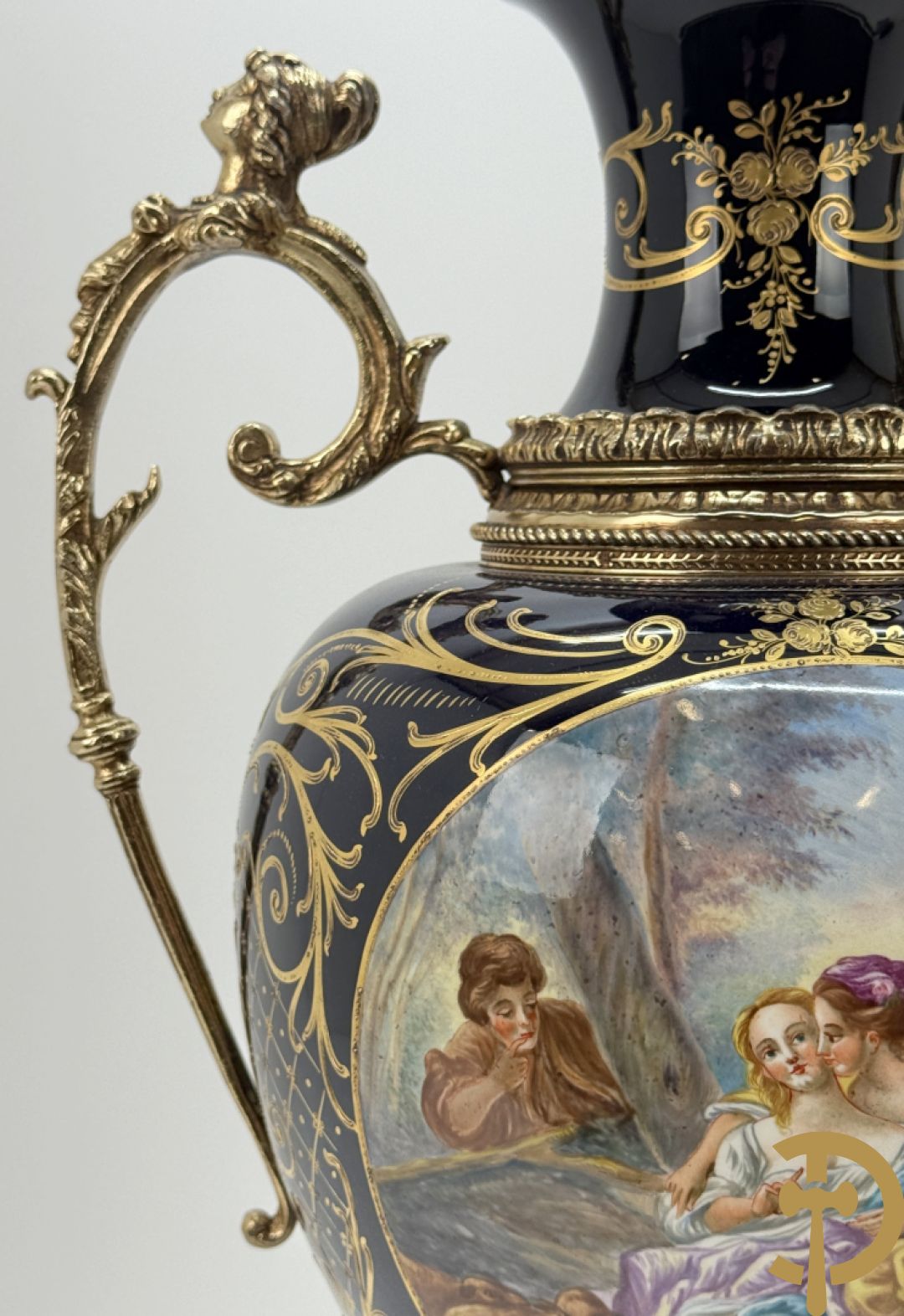 Blauwe porseleinen vaas met lieftallig decor, Sèvres stijl, bezet met bronzen ornamenten