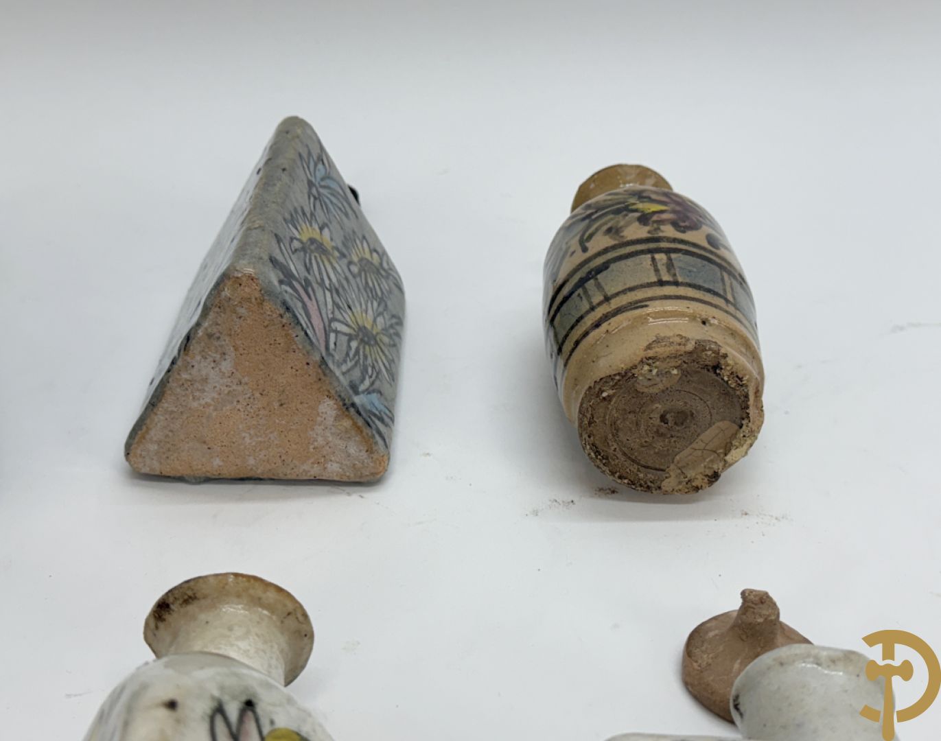 10 meerkleurige geglazuurde keramieken flesjes met decor van bloemen-en dierenmotieven, Iznik