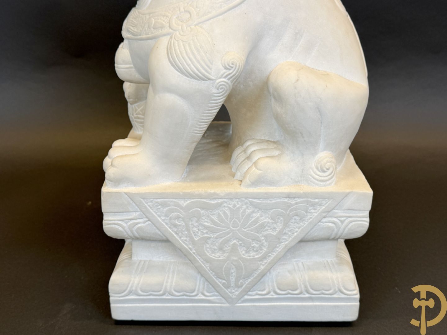 Paar handgesculpteerde marmeren fo-honden