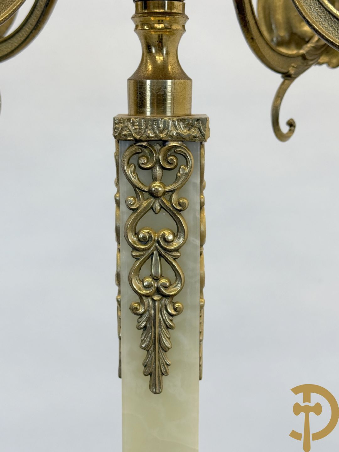 Staande kapstok met onix en bronzen ornamenten