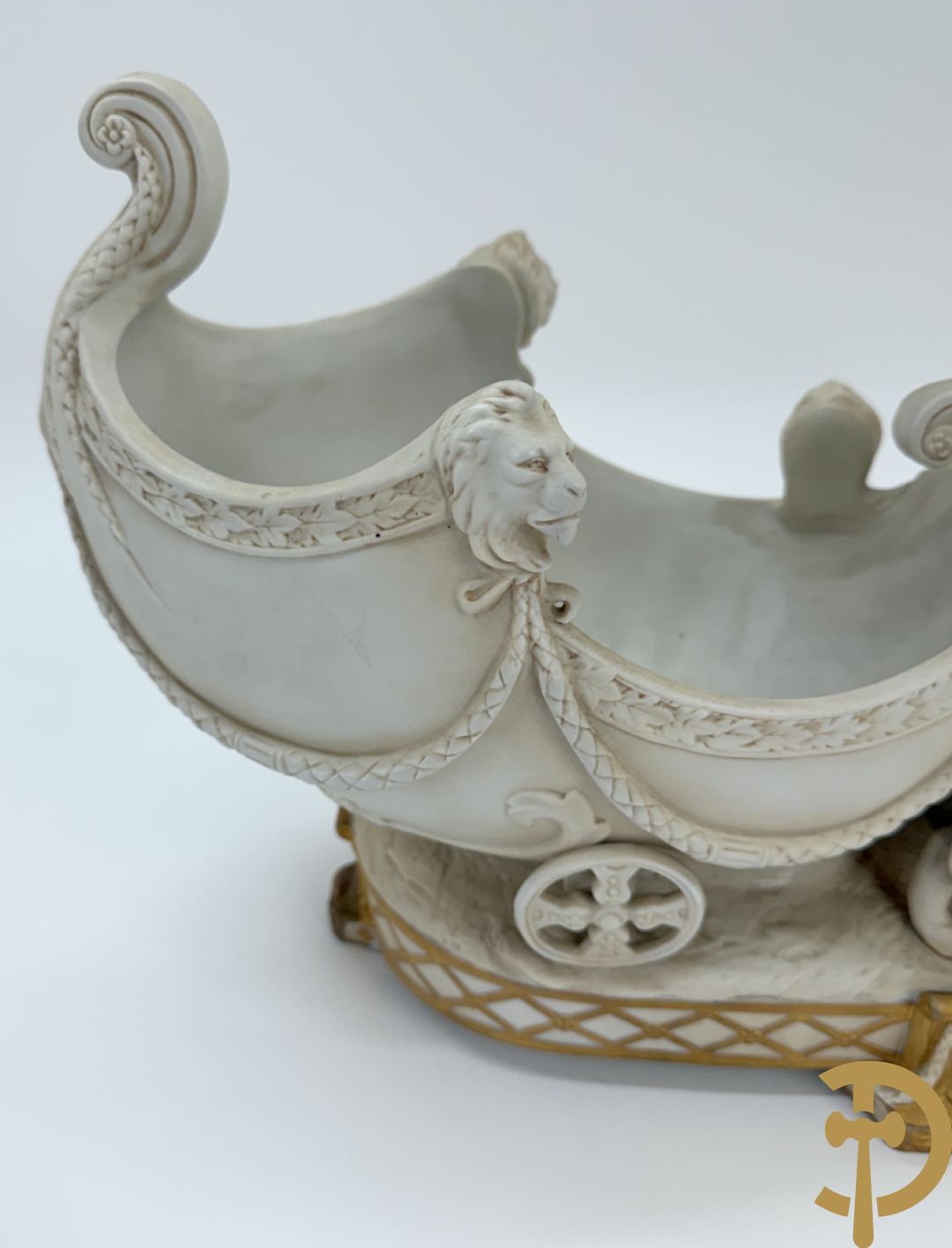 Biscuit beeld met leeuwen trekkende een open koets, getekend onderaan