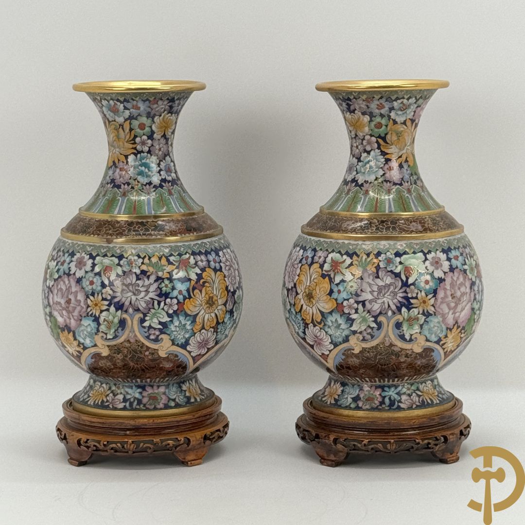 Paar cloisoné vazen met kleurrijk bloemendecor op houten sokkel