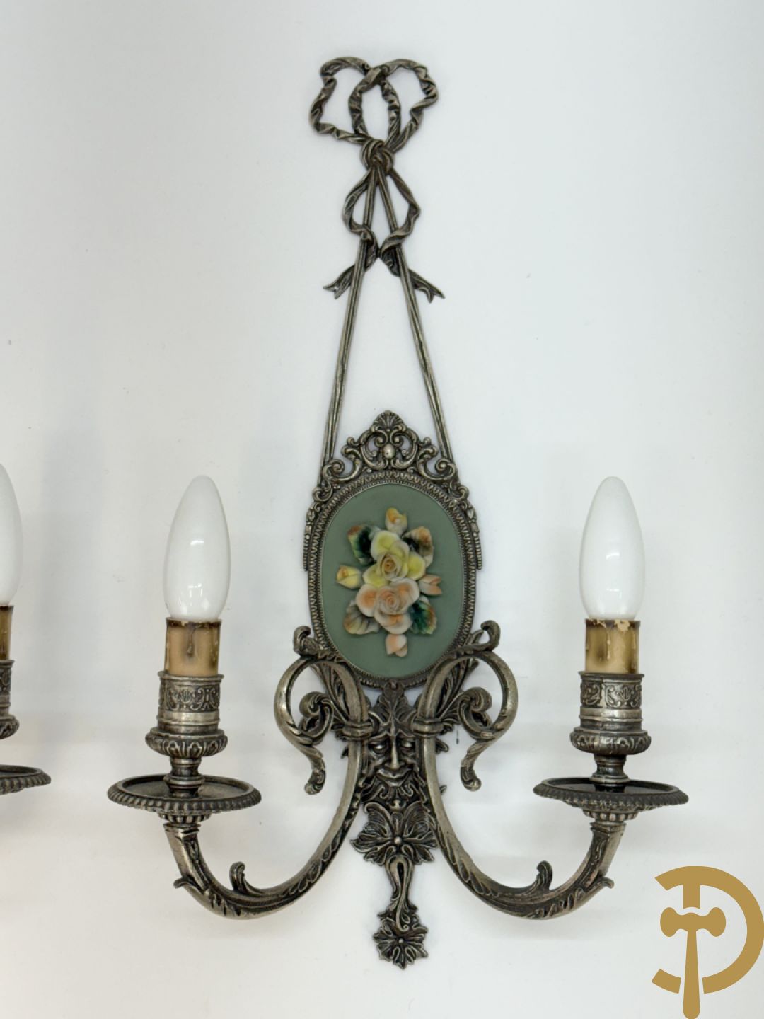 Paar verchroomde bronzen twee-armige applieken met porseleinen bloemen bezet