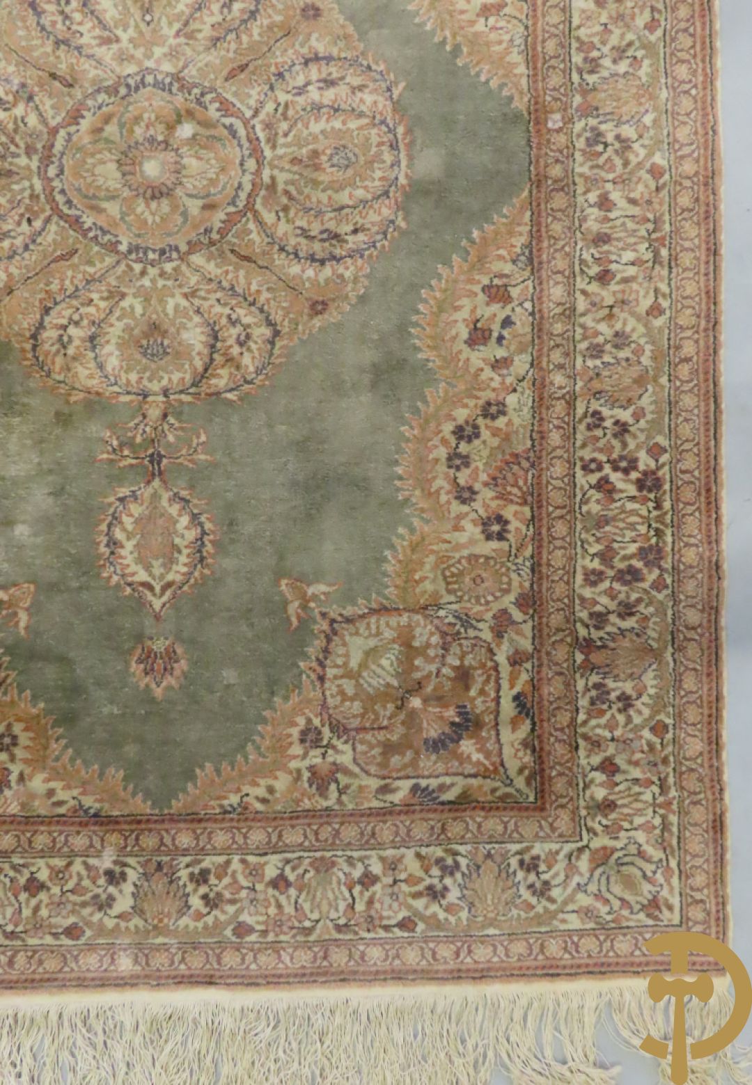 Oosters handgeknoopt tapijt met centraal decor en bloemenmotieven