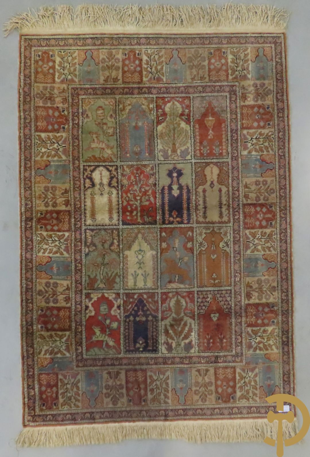 Oosters handgeknoopt tapijt met ruitvormige patronen met planten en dierenmotieven