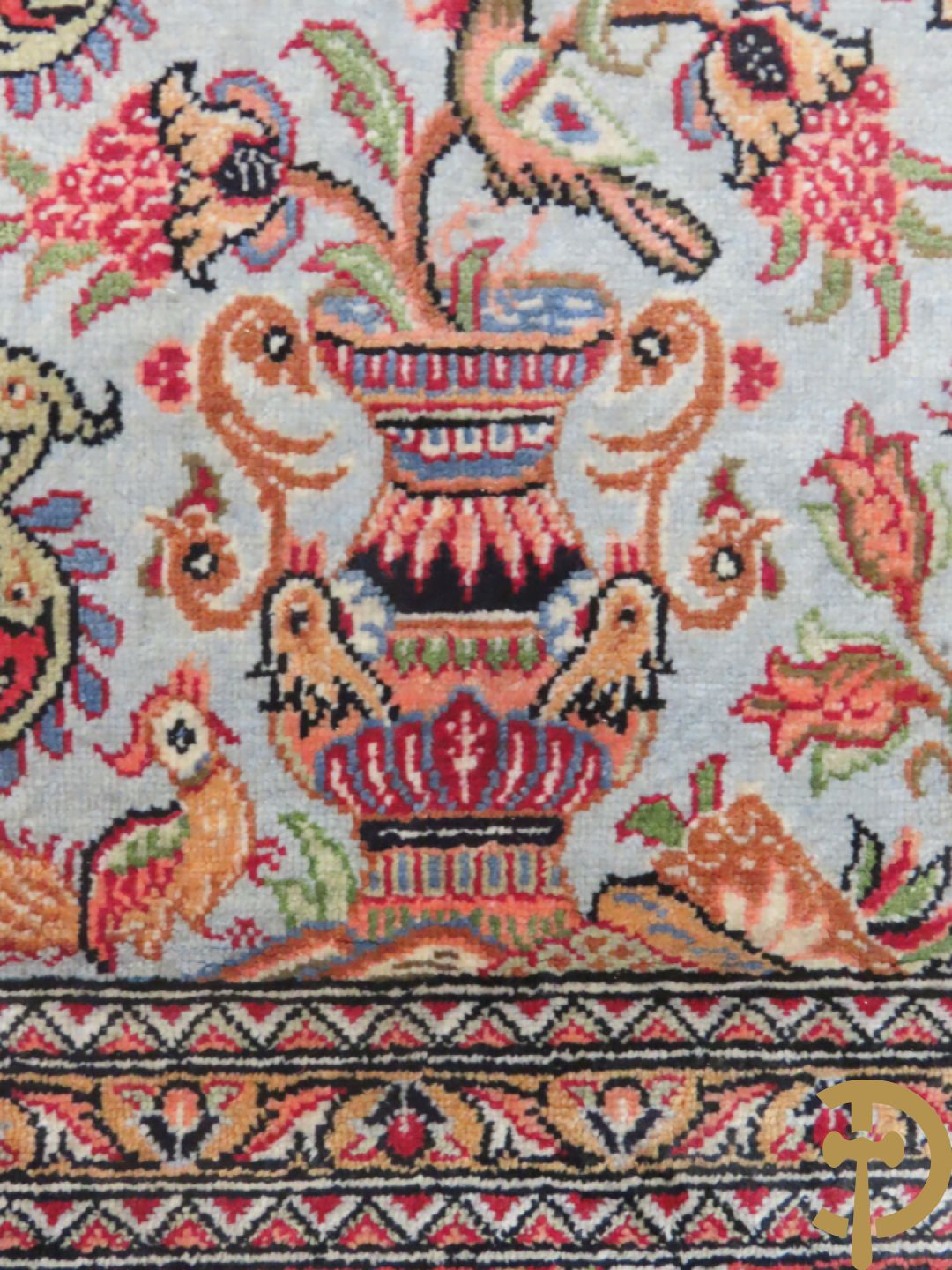 Oosters handgeknoopt tapijt zijde op katoen met bloemenpatronen, vogelmotieven en decor van amfoorvazen + Oosters handgeknoopt tapijt met decor van bloemen en amfoorvaas