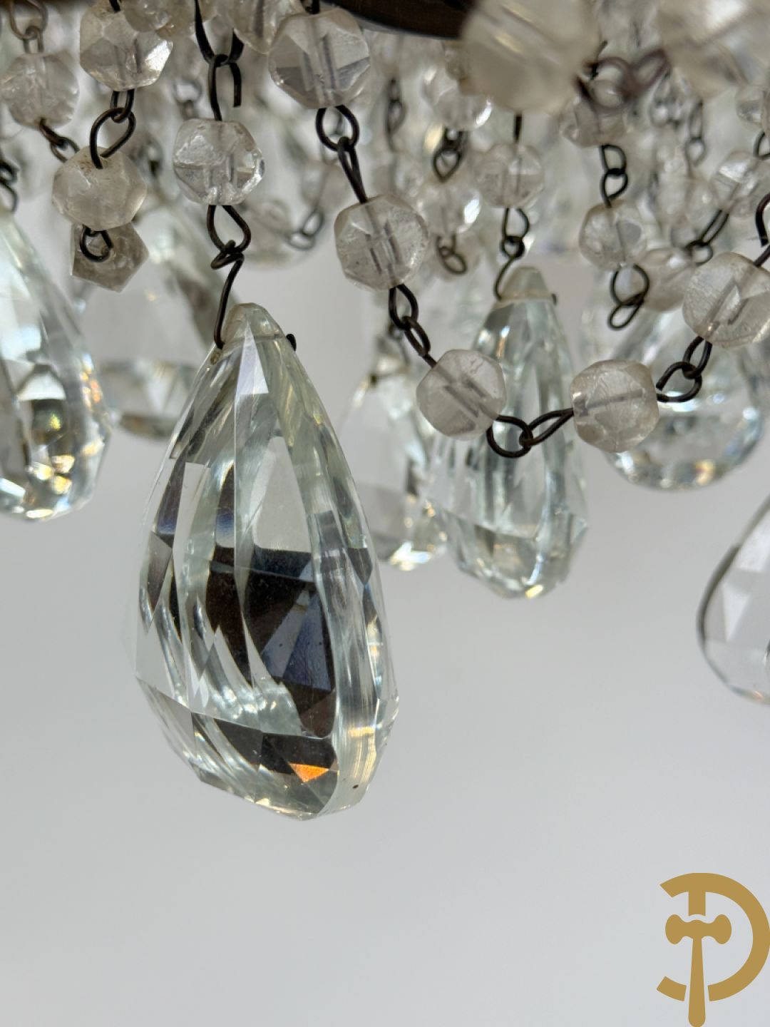 Italiaanse ijzeren luchter met kristallen bellen