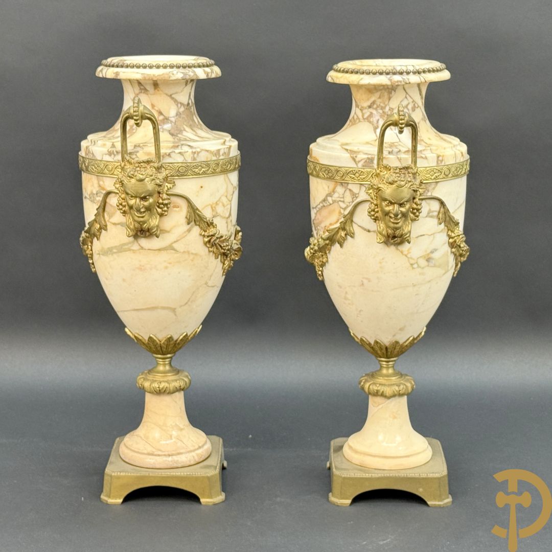 Paar marmeren cassolettes met hermenhoofden en guirlandes