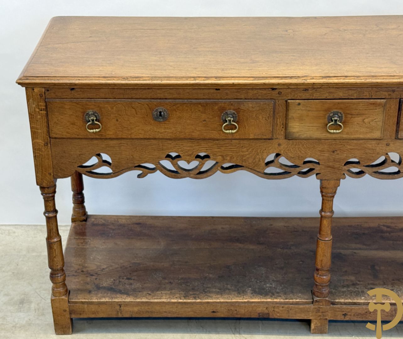 Engelse eiken sideboard met 3 lades op ballustervormige poten