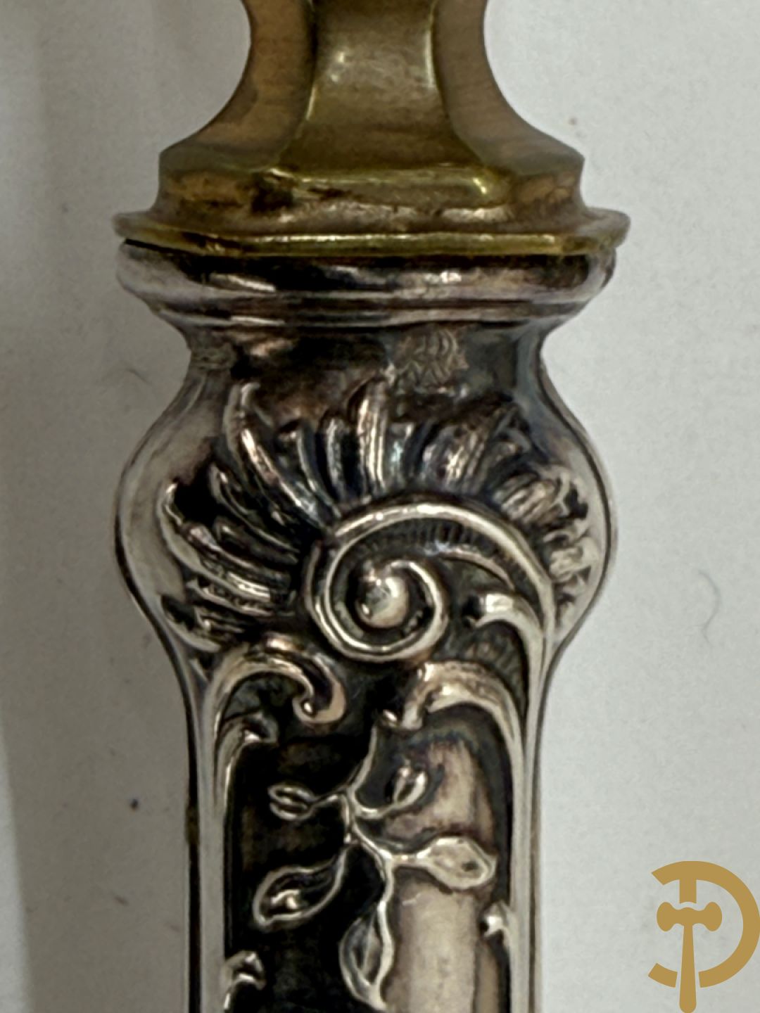 Massief zilveren bestek met Louis XV motieven bestaande uit 12 soeplepels (72 gram per stuk), 12 vorken (78 gram per stuk), 12 messen, 12 dessertvorken (47 gram per stuk), 12 dessertlepels (40 gram per stuk), 12 dessertmessen, 12 koffielepels (22 gram per stuk), slacouvert, taartschep en suikertang