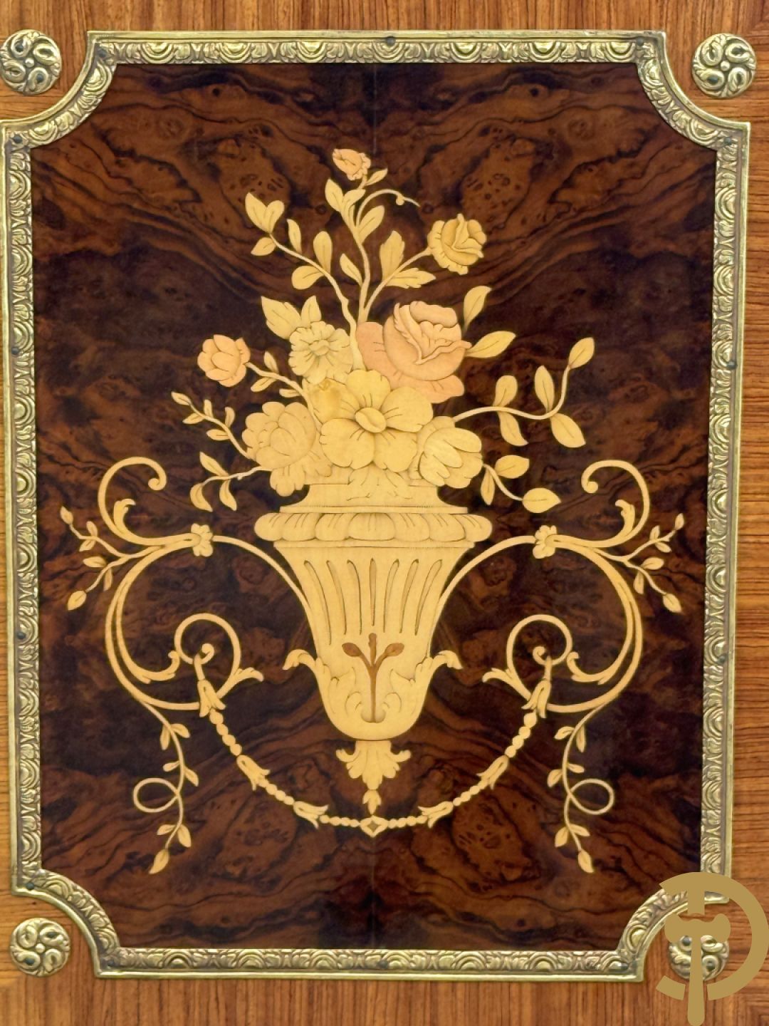 Notelaren TV/barmeubel bezet met bloemenmarquetterie en bronzen ornamenten met porseleinen plakkettes