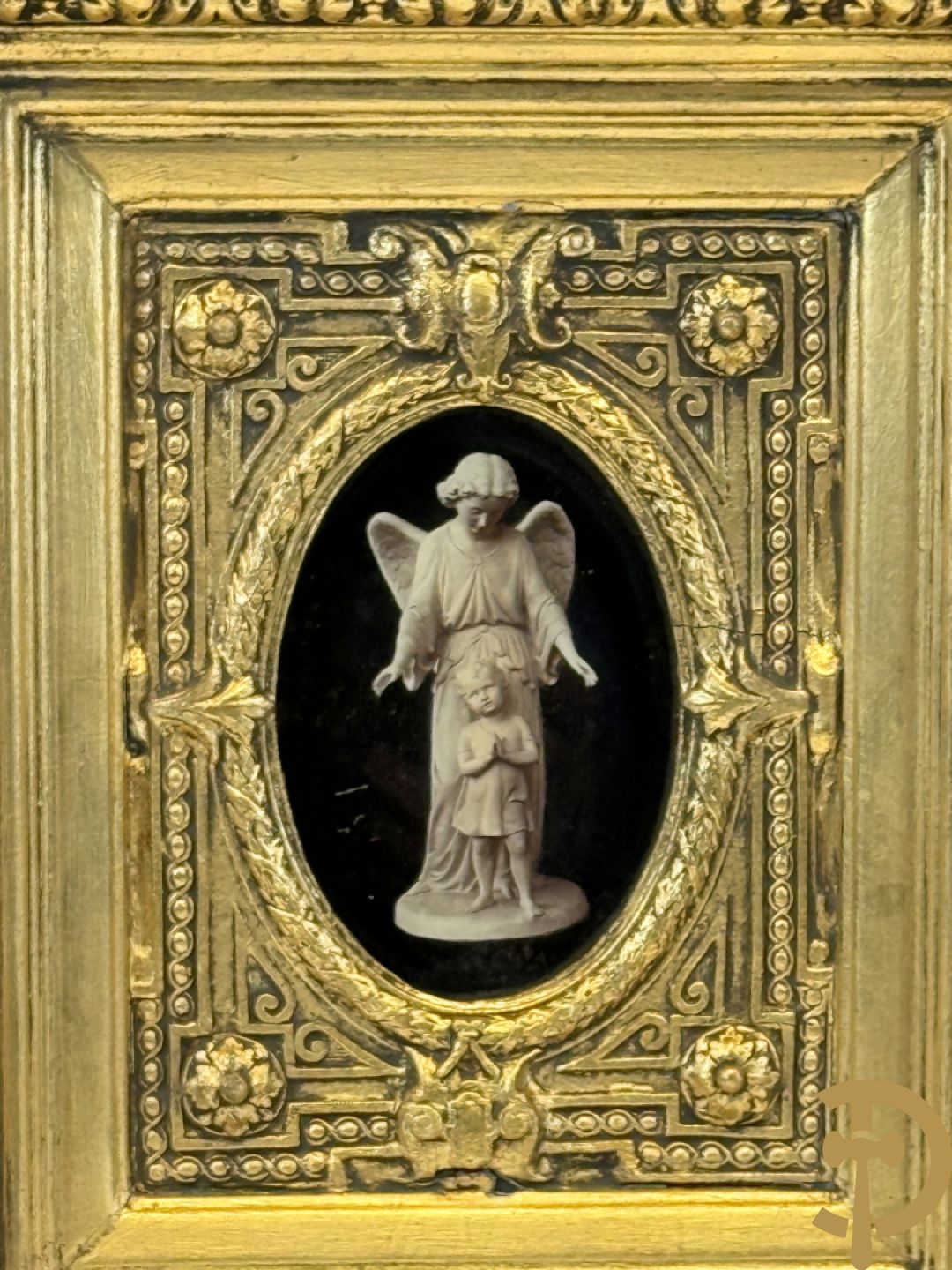 Vergulde lijst met accanthusranken en ovaal medaillon + kader met ovaal medaillon + religieuse wassen zegel