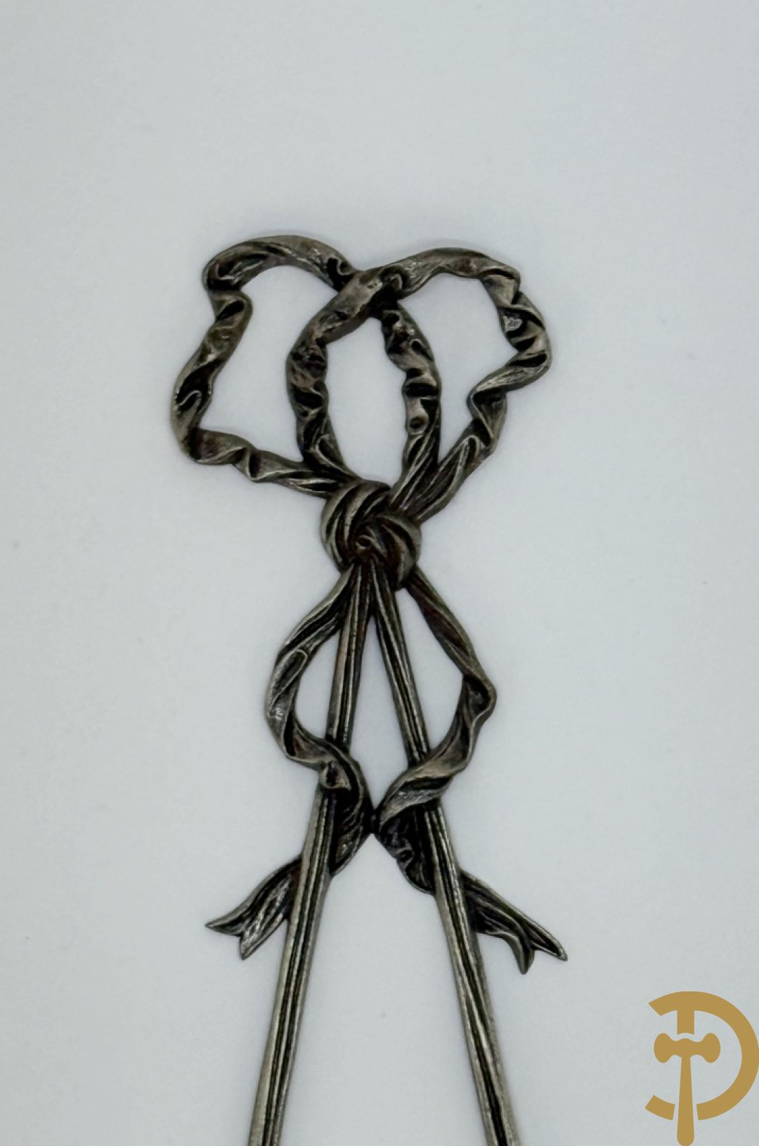 Paar verchroomde bronzen twee-armige applieken met porseleinen bloemen bezet