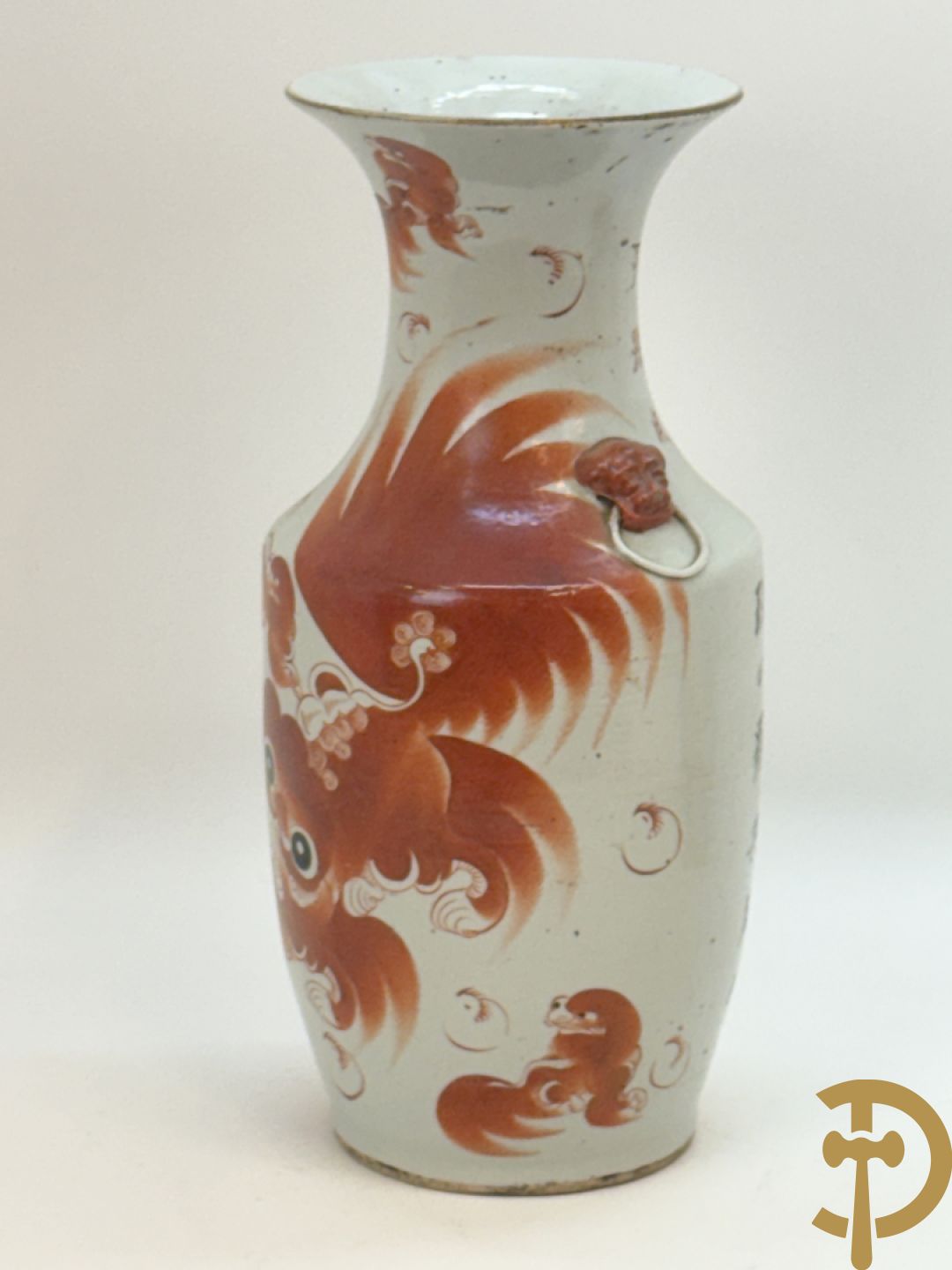 Chinese porseleinen vaas met decor van fo honden + Dekselpotiche in Chinees porselein met geanimeerd decor van dames in landschap