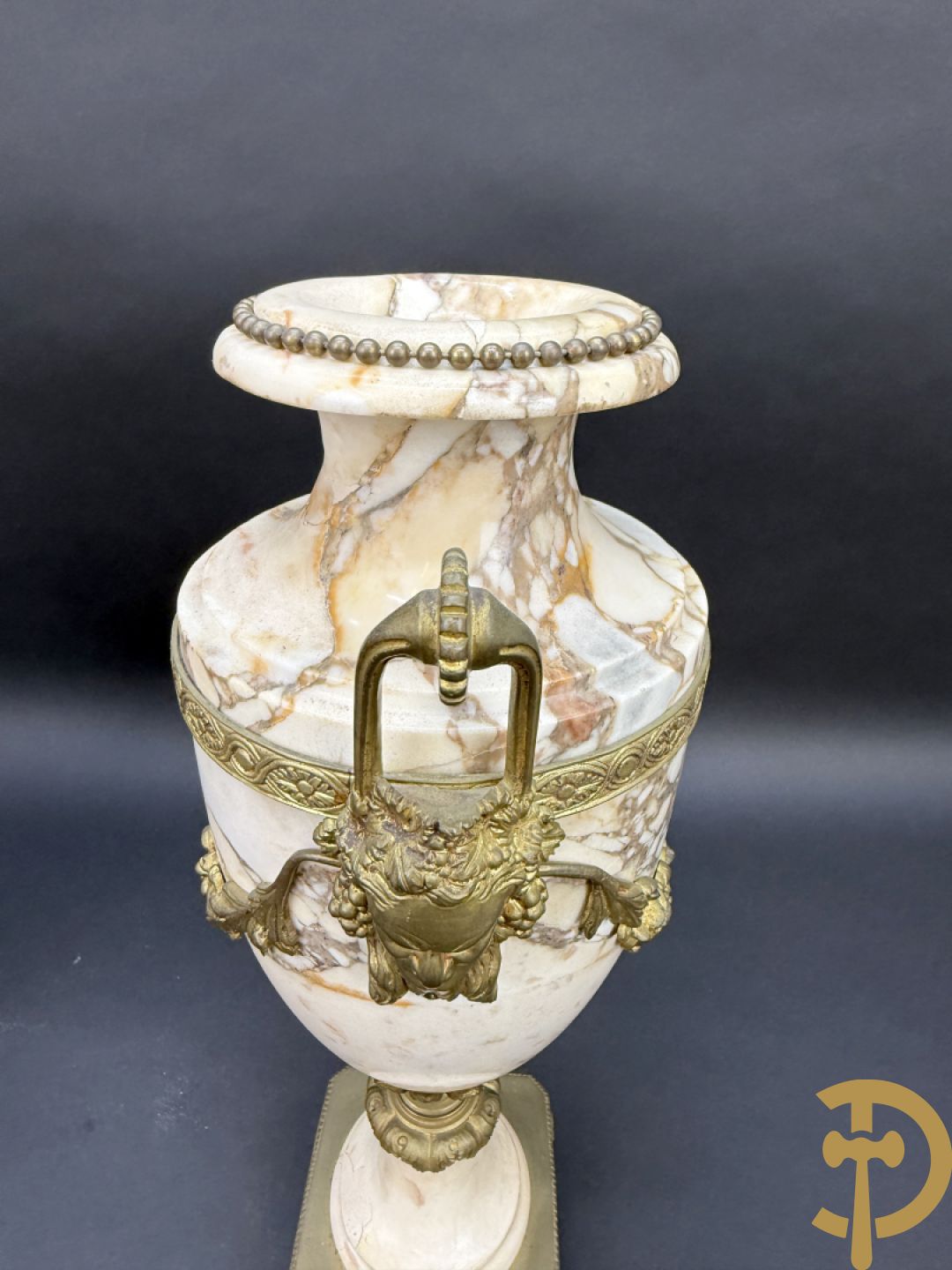 Paar marmeren cassolettes met hermenhoofden en guirlandes