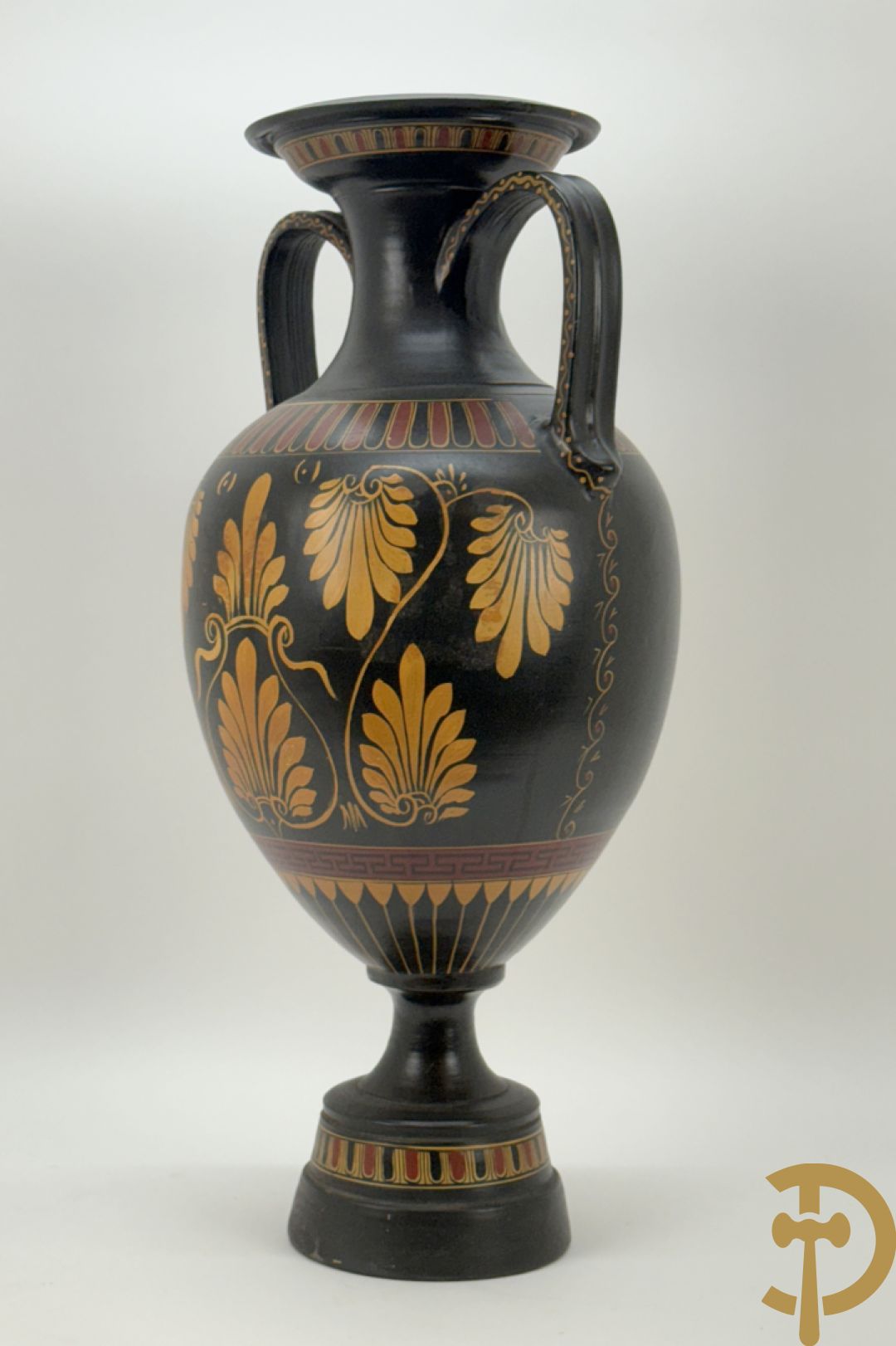 Amfoorvormige vaas in terra cotta met voorstellingen uit de Klassieke oudheid, Griekse stijl