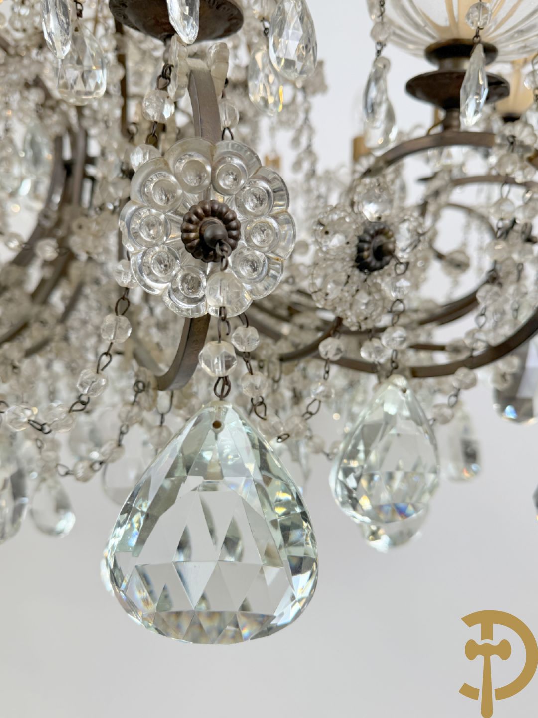 Italiaanse ijzeren luchter met kristallen bellen