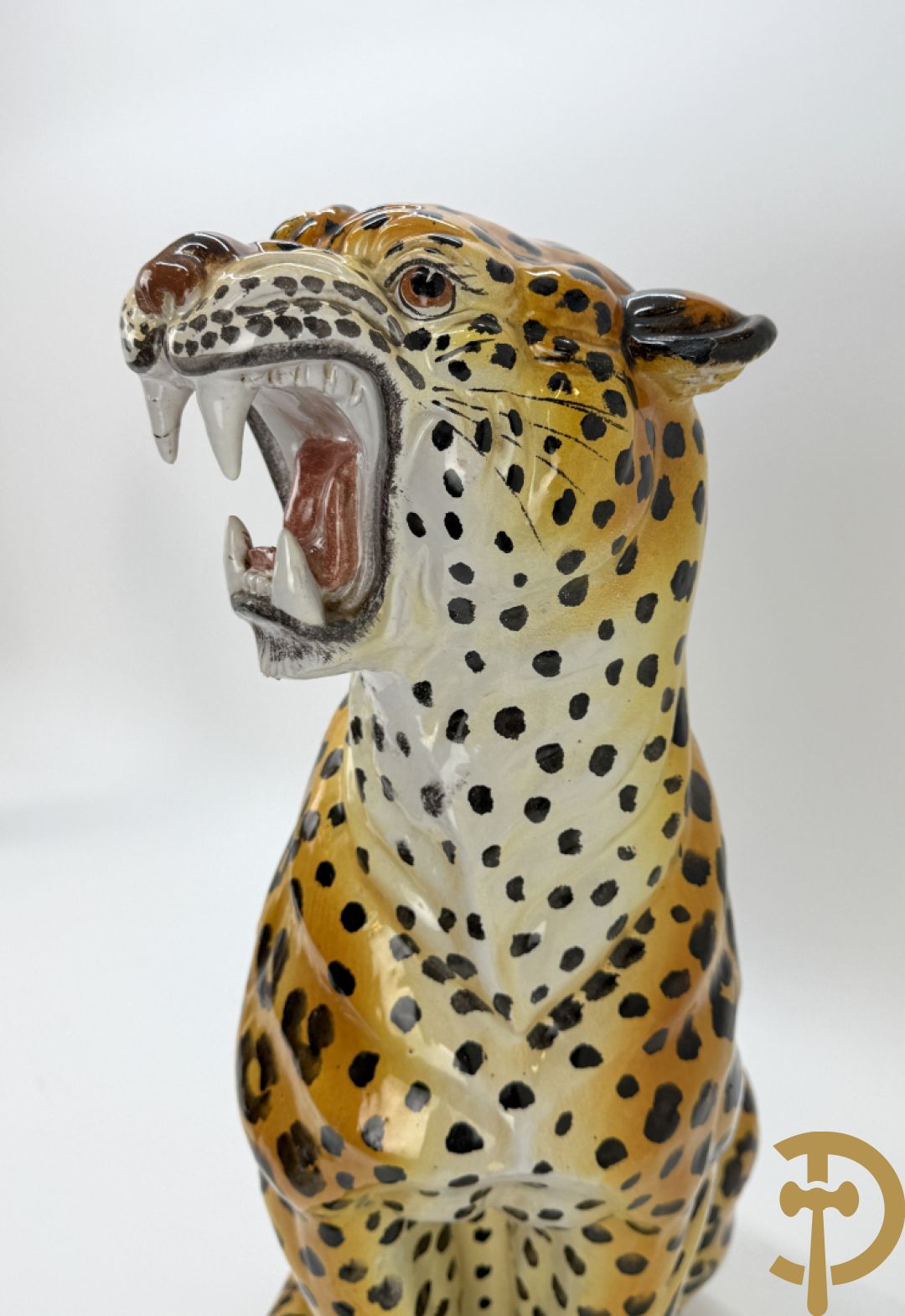 Vintage luipaard in meerkleurig geglazuurde faience met opengesperde bek