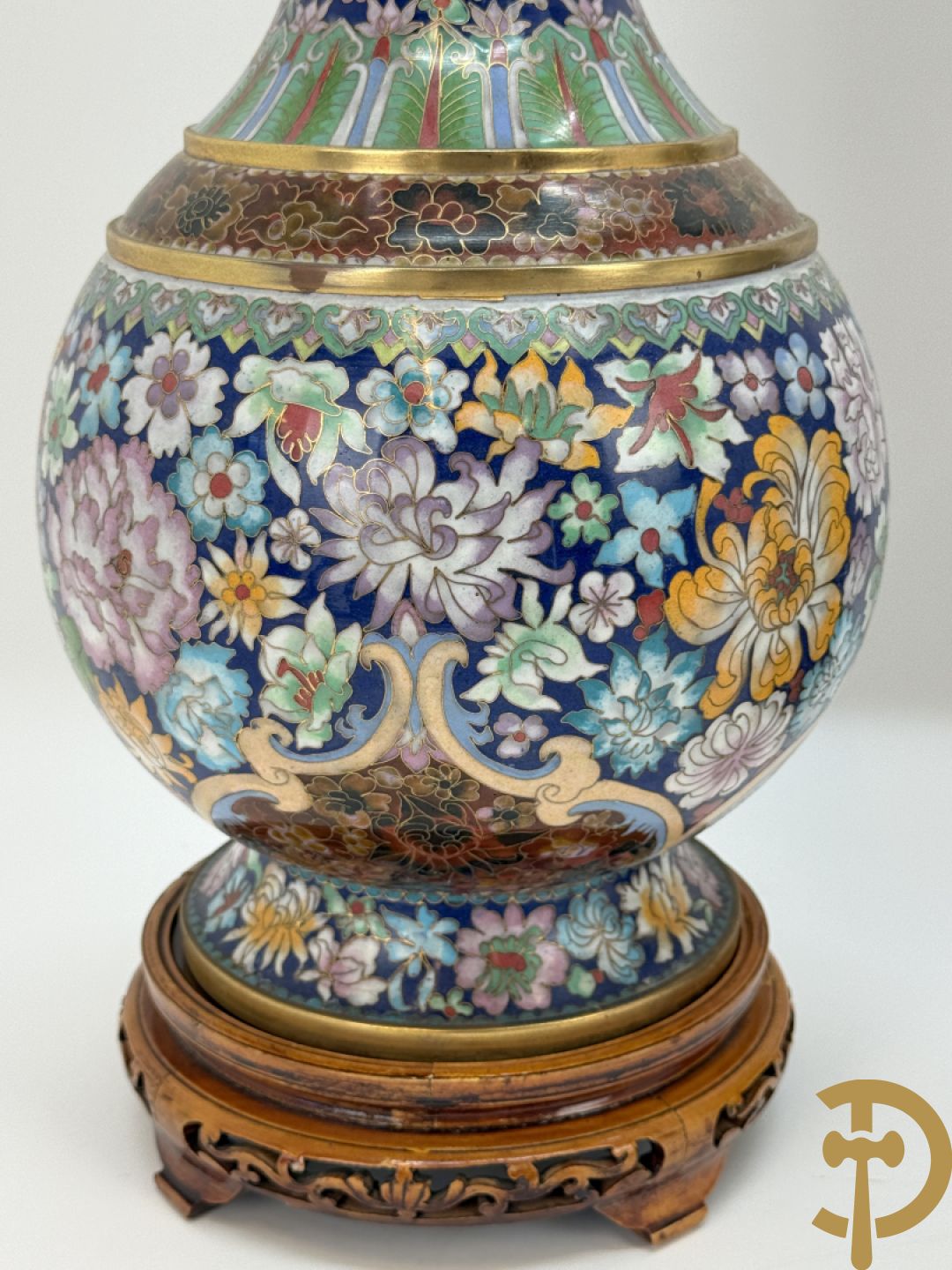 Paar cloisoné vazen met kleurrijk bloemendecor op houten sokkel