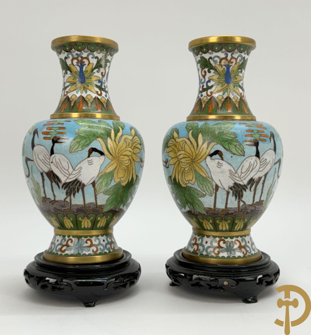 Paar ballustervormige cloisonévazen met decor van vogels en bloemen - op houten sokkel + paar kleine cloisonévazen met vogel en bloemendecor - op houten sokkel