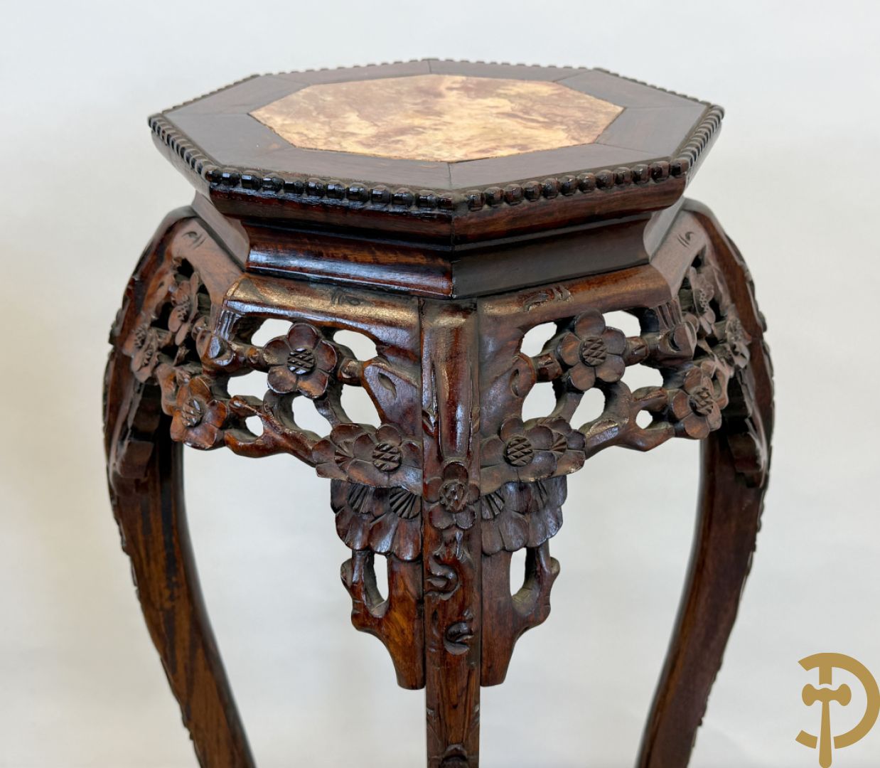 Paar hoge achthoekige Chinese sokkels met bloemensculptuur