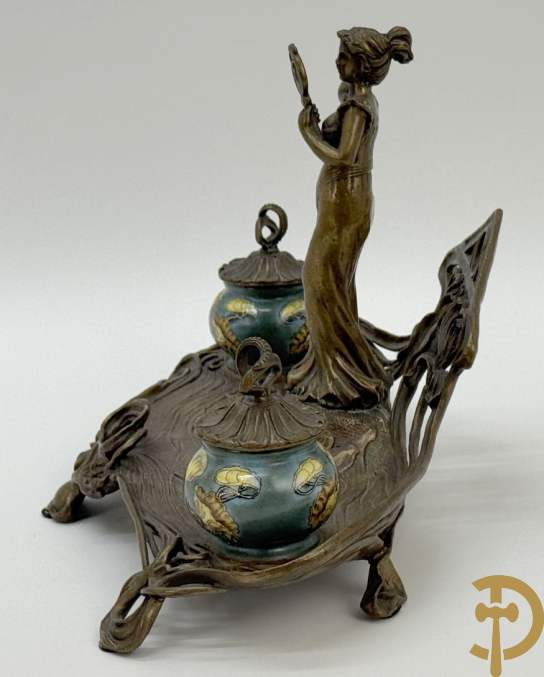 Bronzen inktstel bezet met staande dame met opmaakspiegel en zijdelings met 2 encriers, Art Nouveau stijl