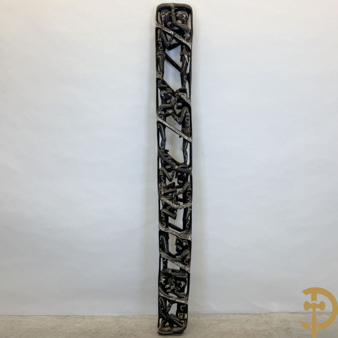 Nieuw Zeelandse totempaal met gesculpteerde houten figuren bewerkt met krijt