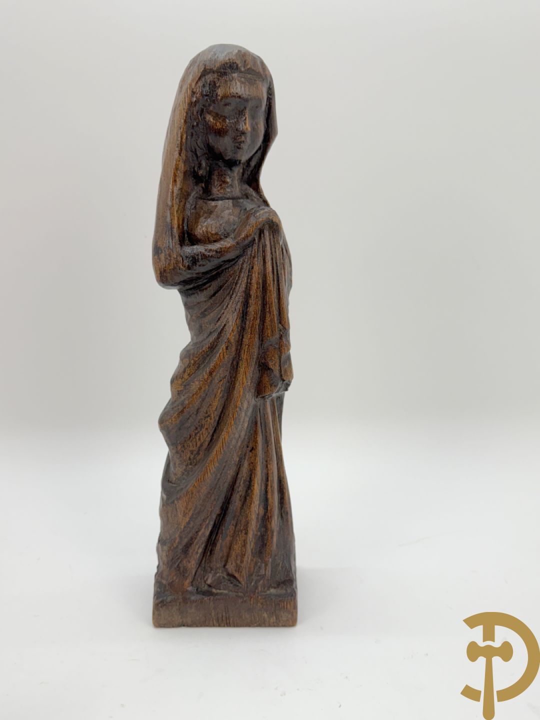 Basrelief met sculptuur van een embleem bezet met hond en harnas + houtsculptuur van heilige Jozef met kind + Madonna