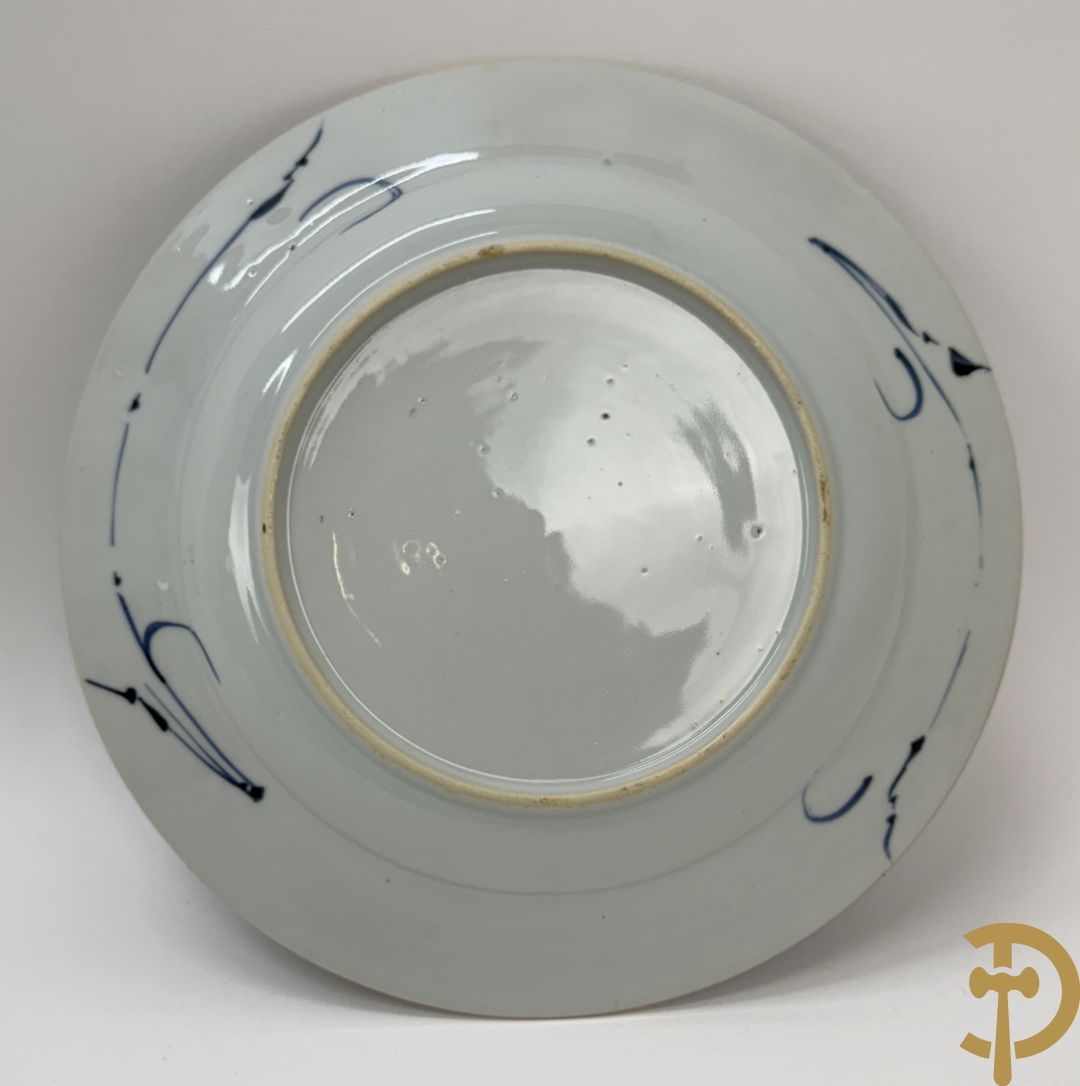 Acht Chinese porseleinen blauw/wit bordjes met bloemendecor, Kangxi