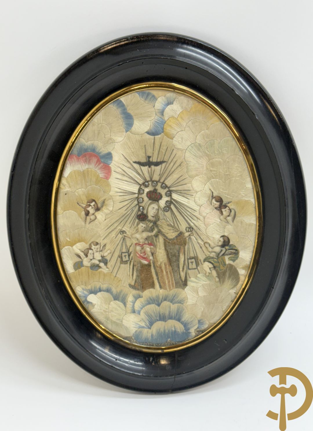 Voorstelling van Madonna met kind, deels verguld, deels geaquarelleerd - in ovale lijst + Voorstelling van Madonna met kind in textielwerk in ovale lijst + Madonna met kind in glazen kastje+ 2 kleine ovale medaillons in pijpaarde