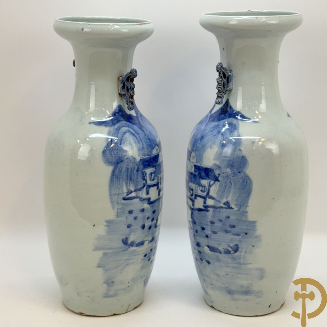 Paar Chinese blauw/wit vazen met geanimeerd huizendecor
