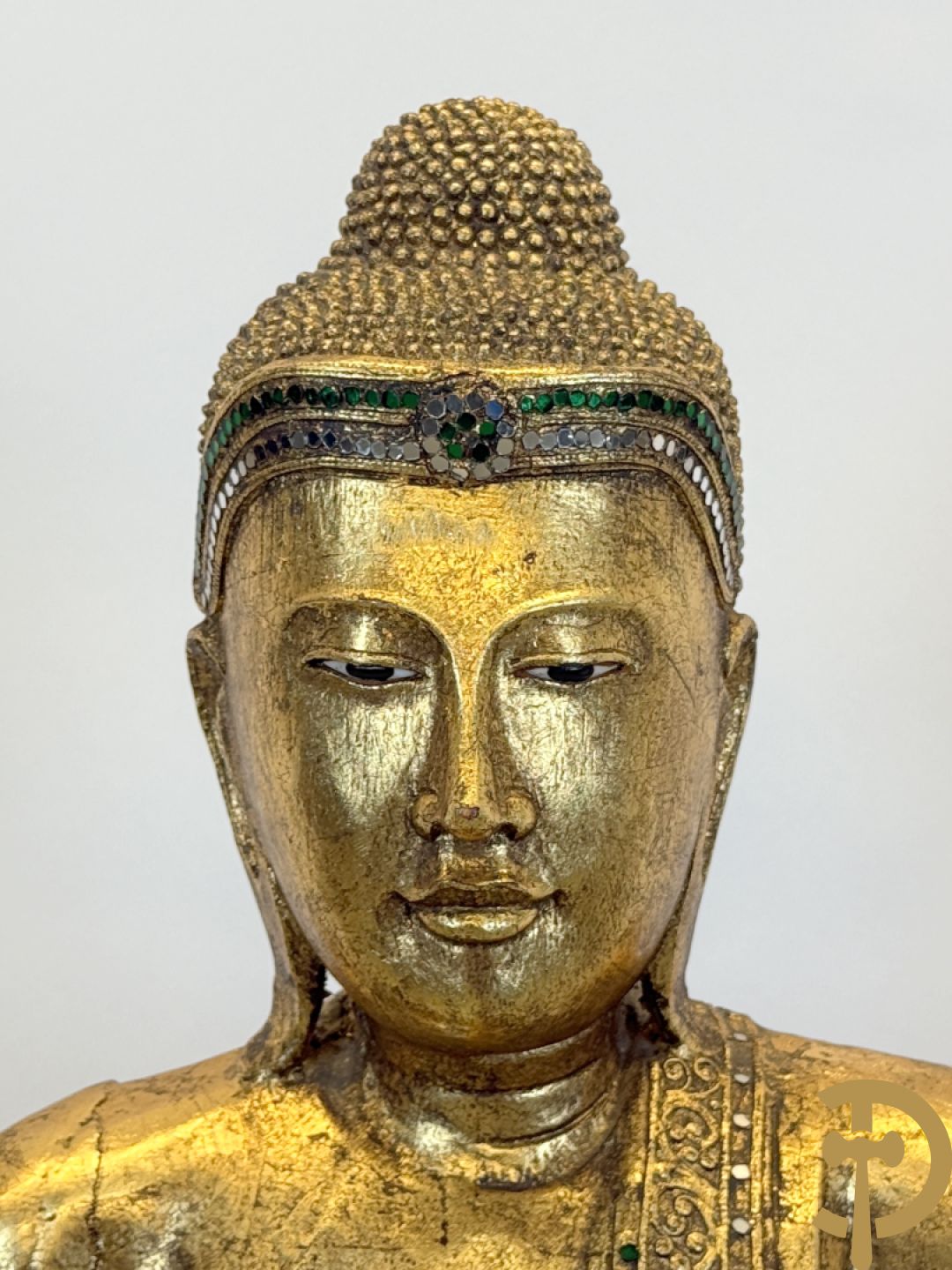 Vergulde houtgesculpteerde staande boedha bezet met spiegeltjes, op sokkel