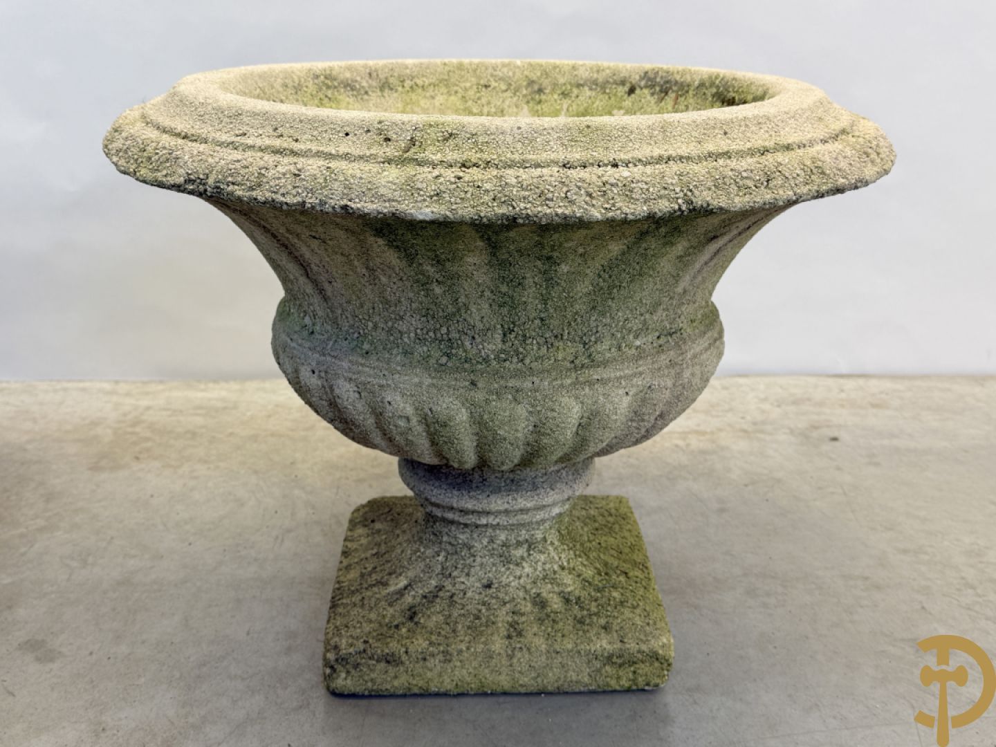 Paar stenen cachepots, onderaan gelobd