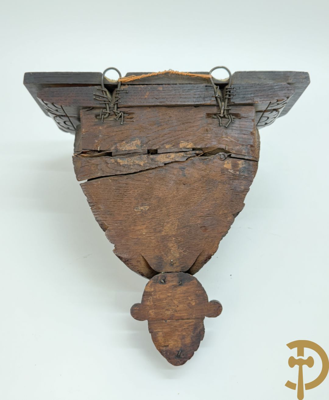 Eiken gesculpteerde sokkel met cupidohoofd en denappel