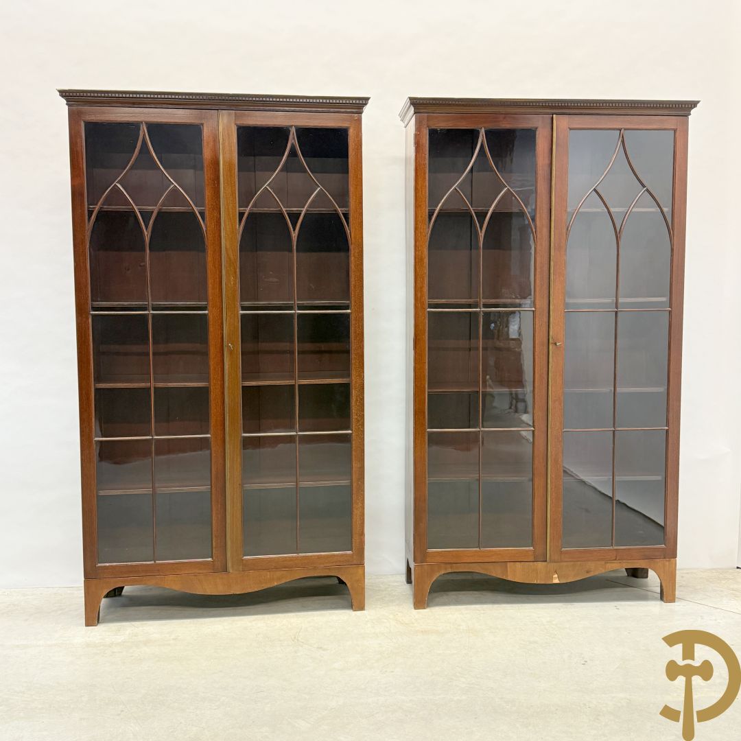 Paar Engelse mahoniehouten vitrines met legbanken