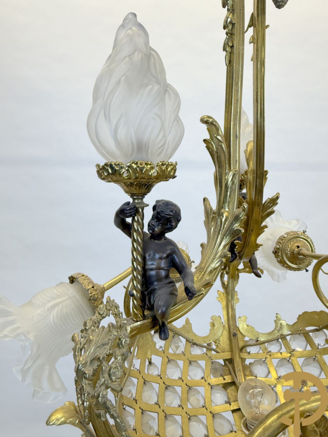 Vuurvergulde bronzen Franse luchter met zes lichtpunten en bezet met diamantvormige kristallen