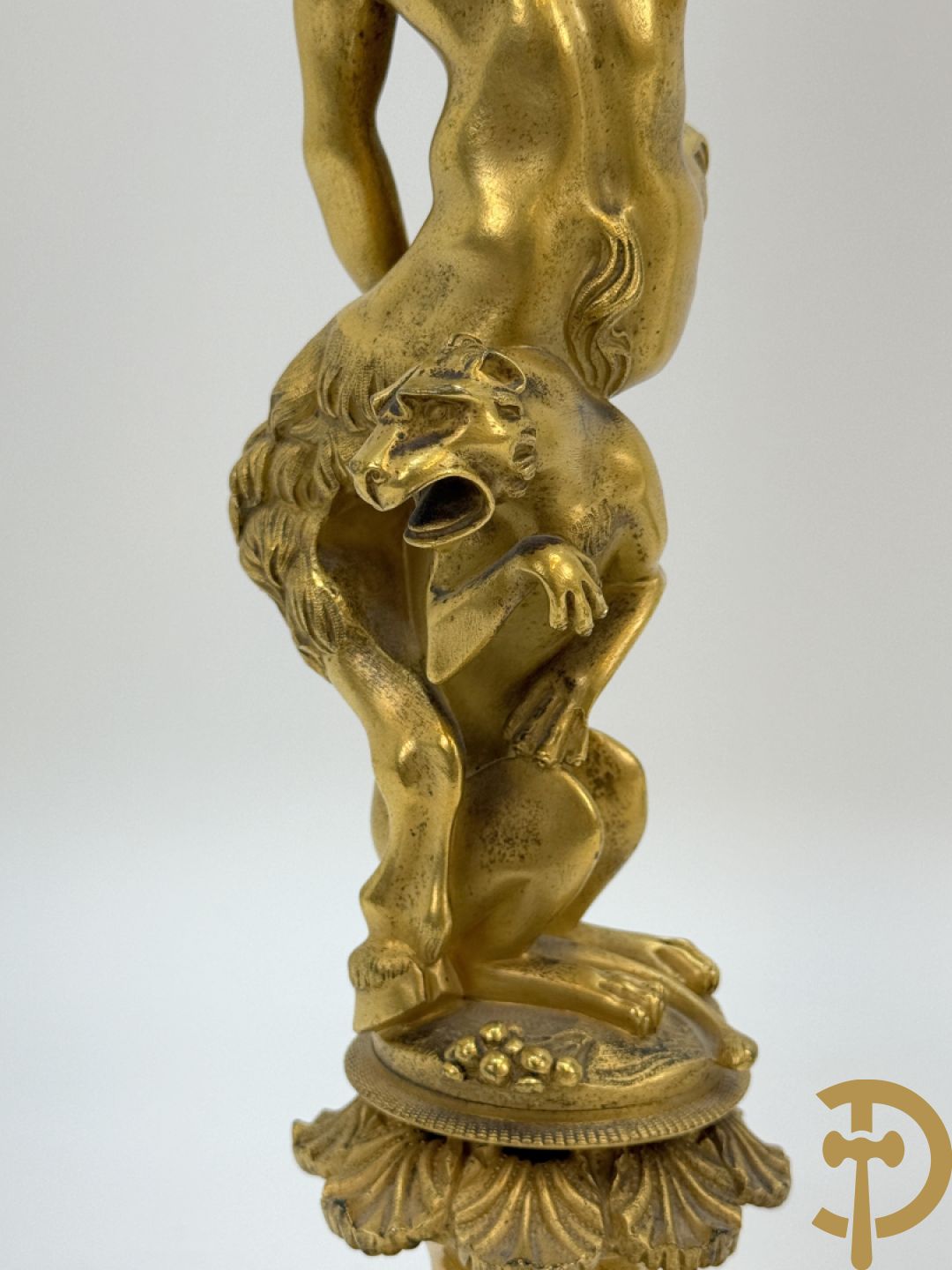 Paar bronzen kandelaars met sater en naakte dame, versierd met accanthusranken en dierenmotieven