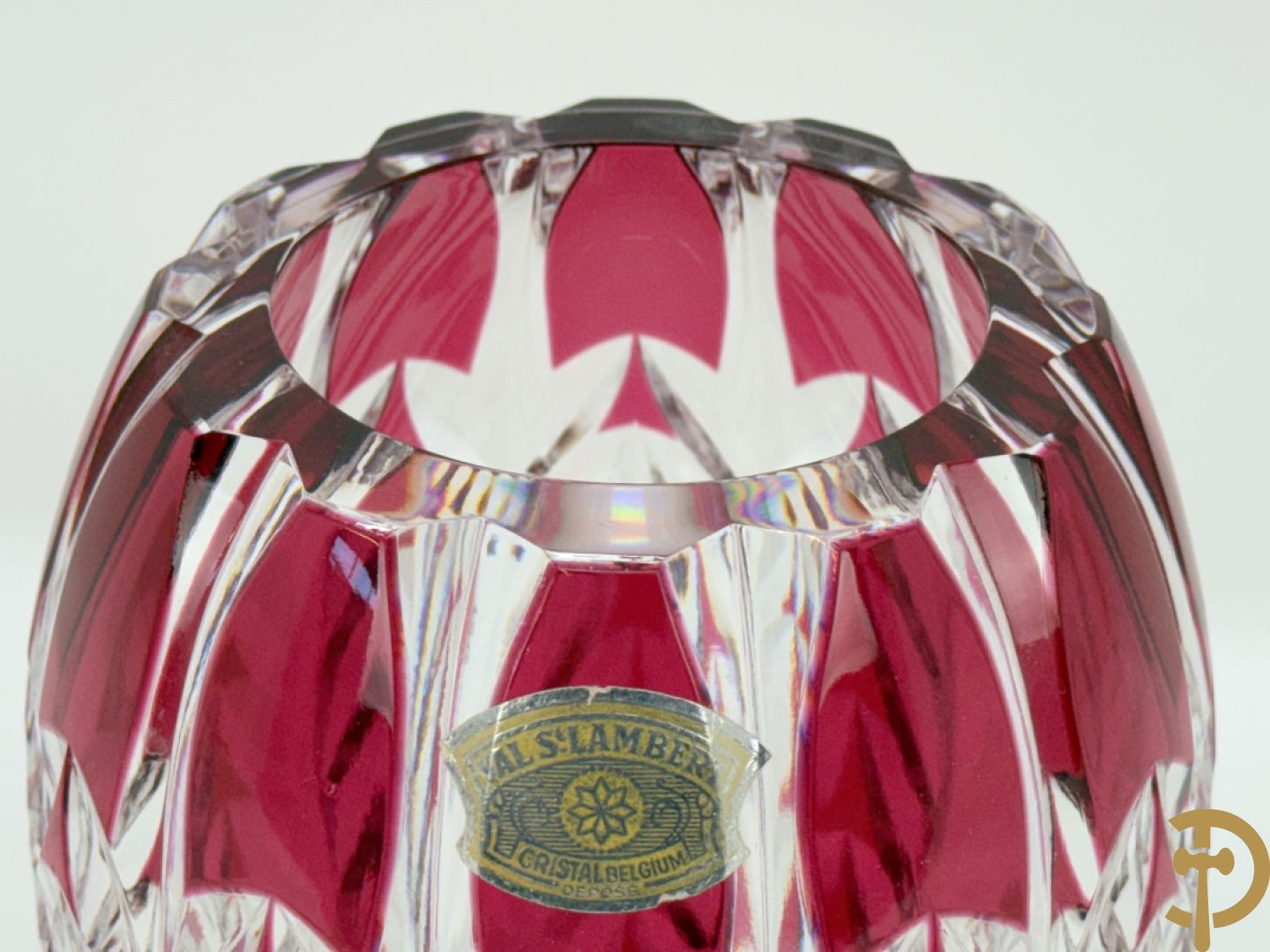 Rood gekleurde handgeslepen Val-Saint-Lambert vaas