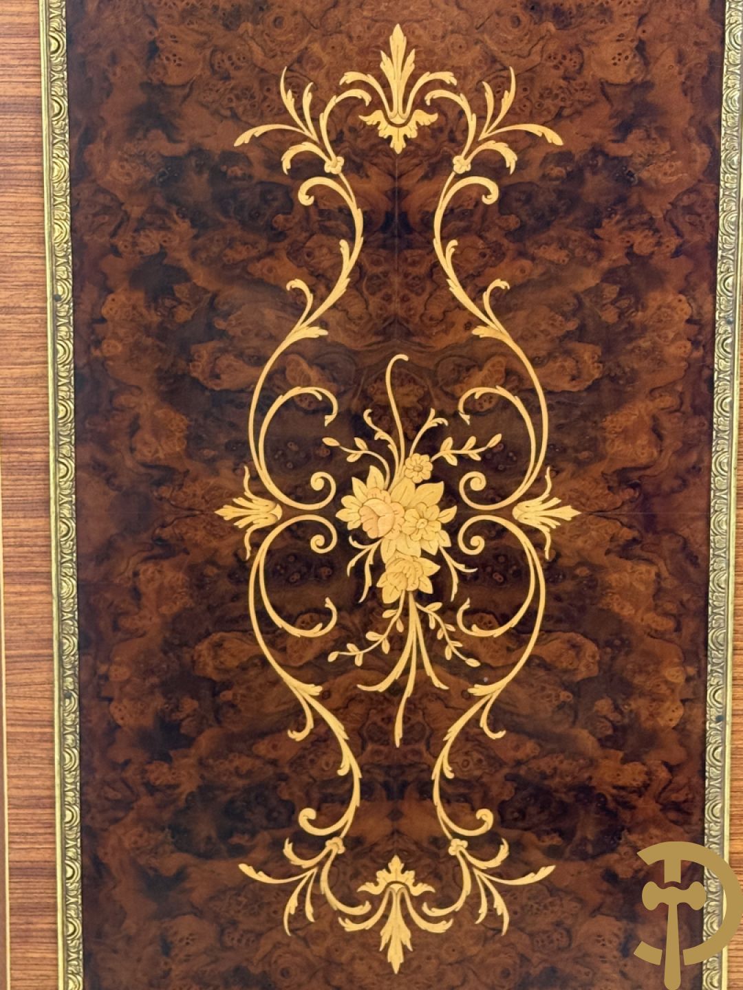 Notelaren TV/barmeubel bezet met bloemenmarquetterie en bronzen ornamenten met porseleinen plakkettes