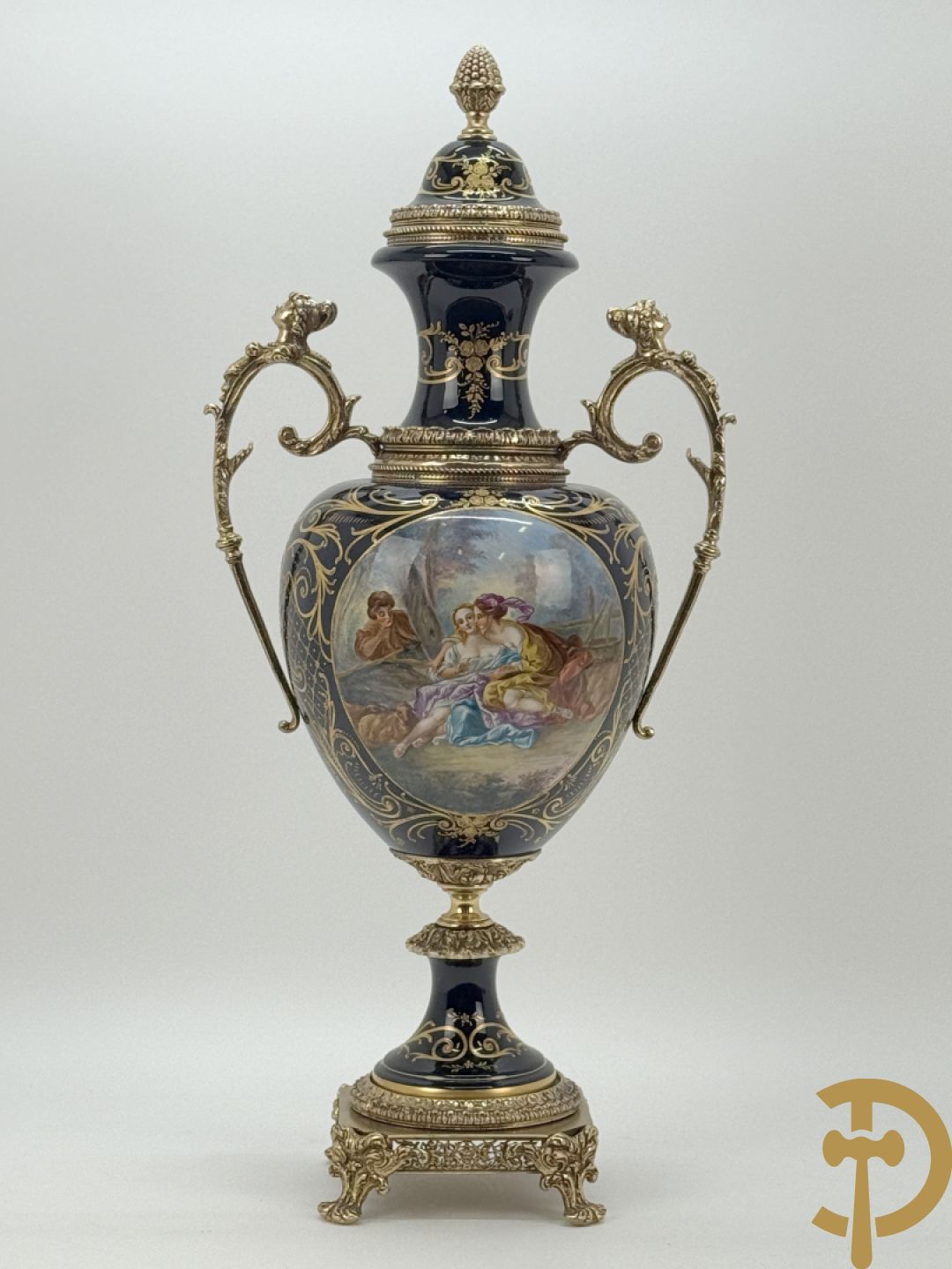 Blauwe porseleinen vaas met lieftallig decor, Sèvres stijl, bezet met bronzen ornamenten